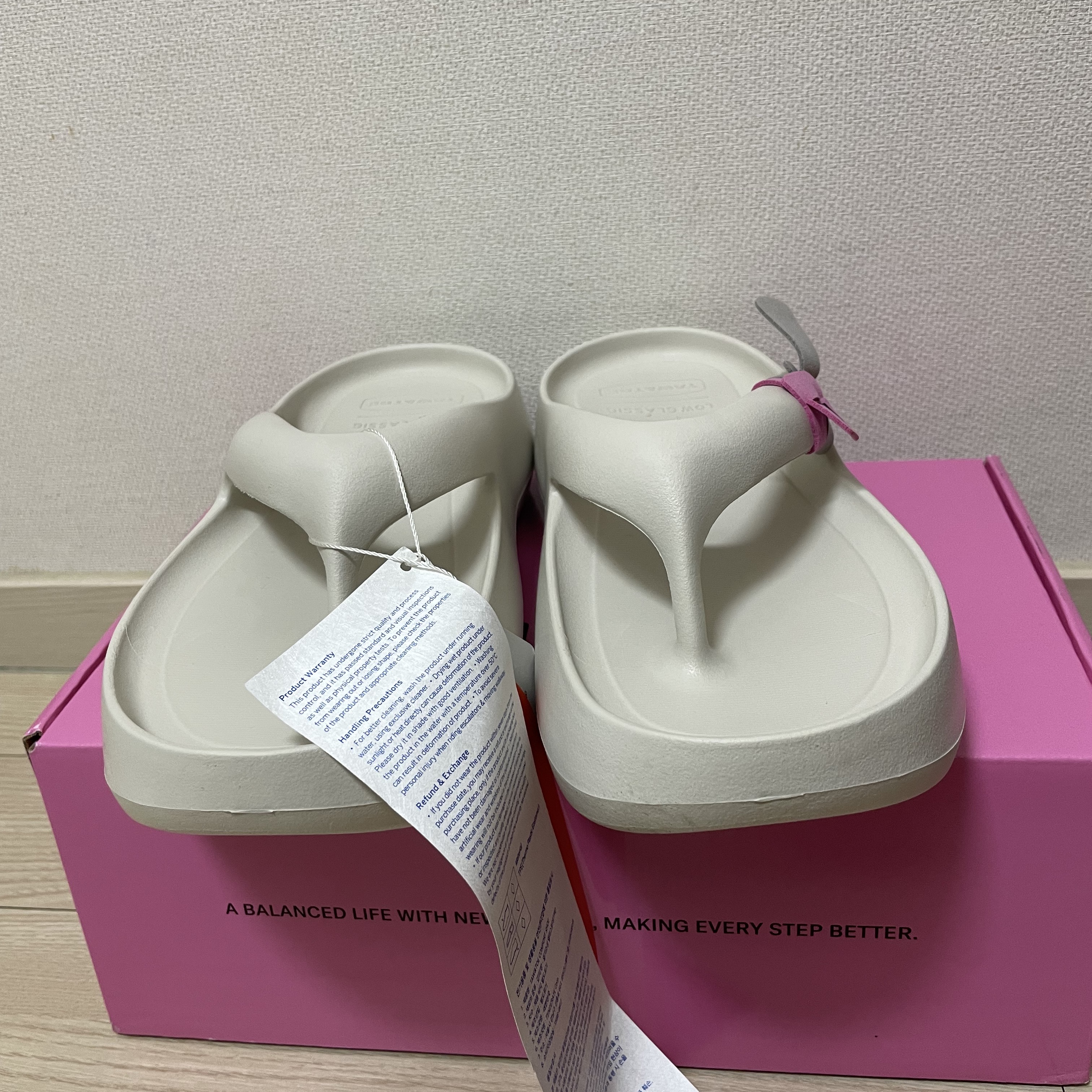 Taw&Toe x Low Classic Platform Flip Flop Cream 착용 스타일 - 2