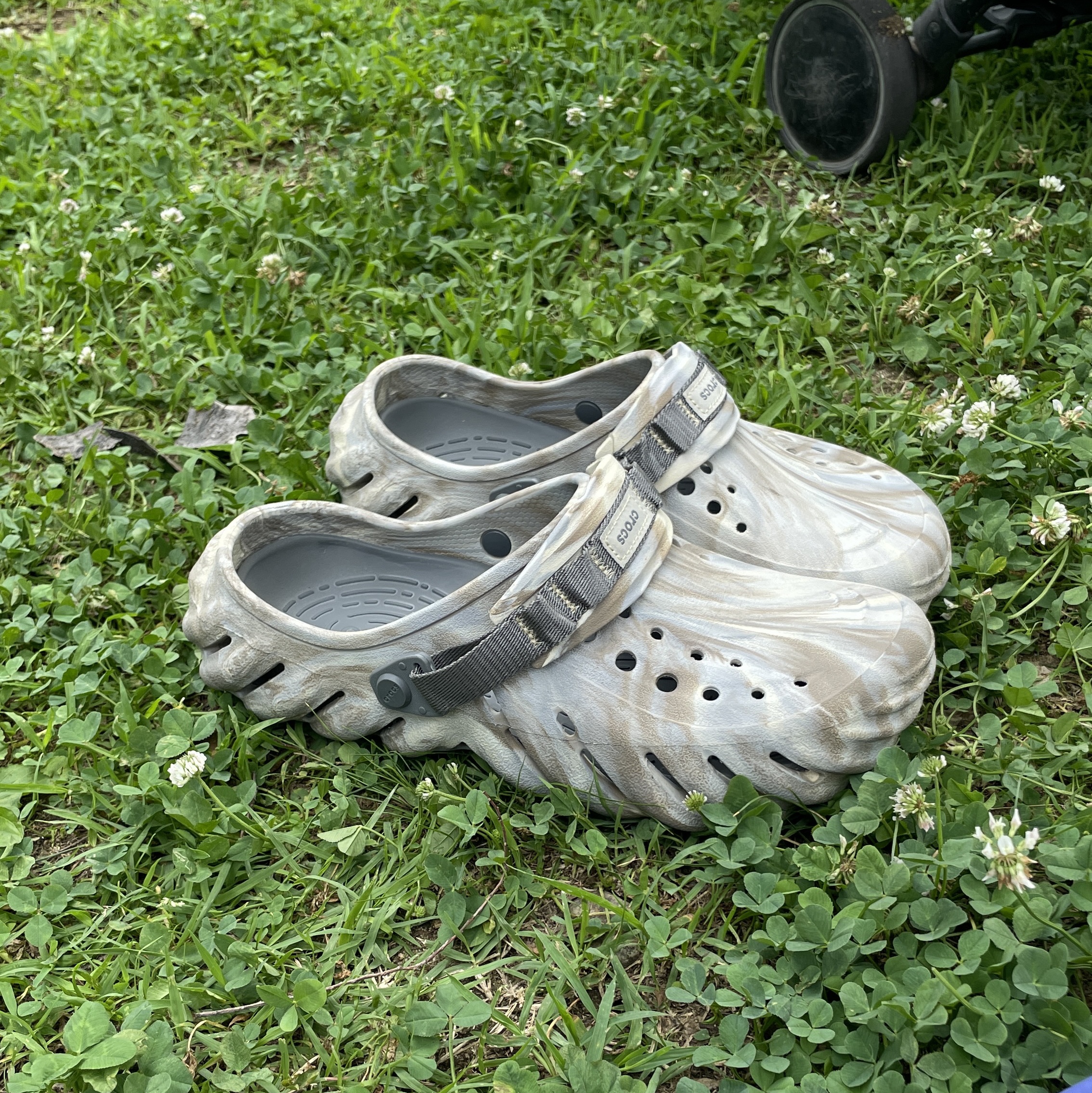 Crocs Echo Marbled Clog Bone Multi 착용 스타일