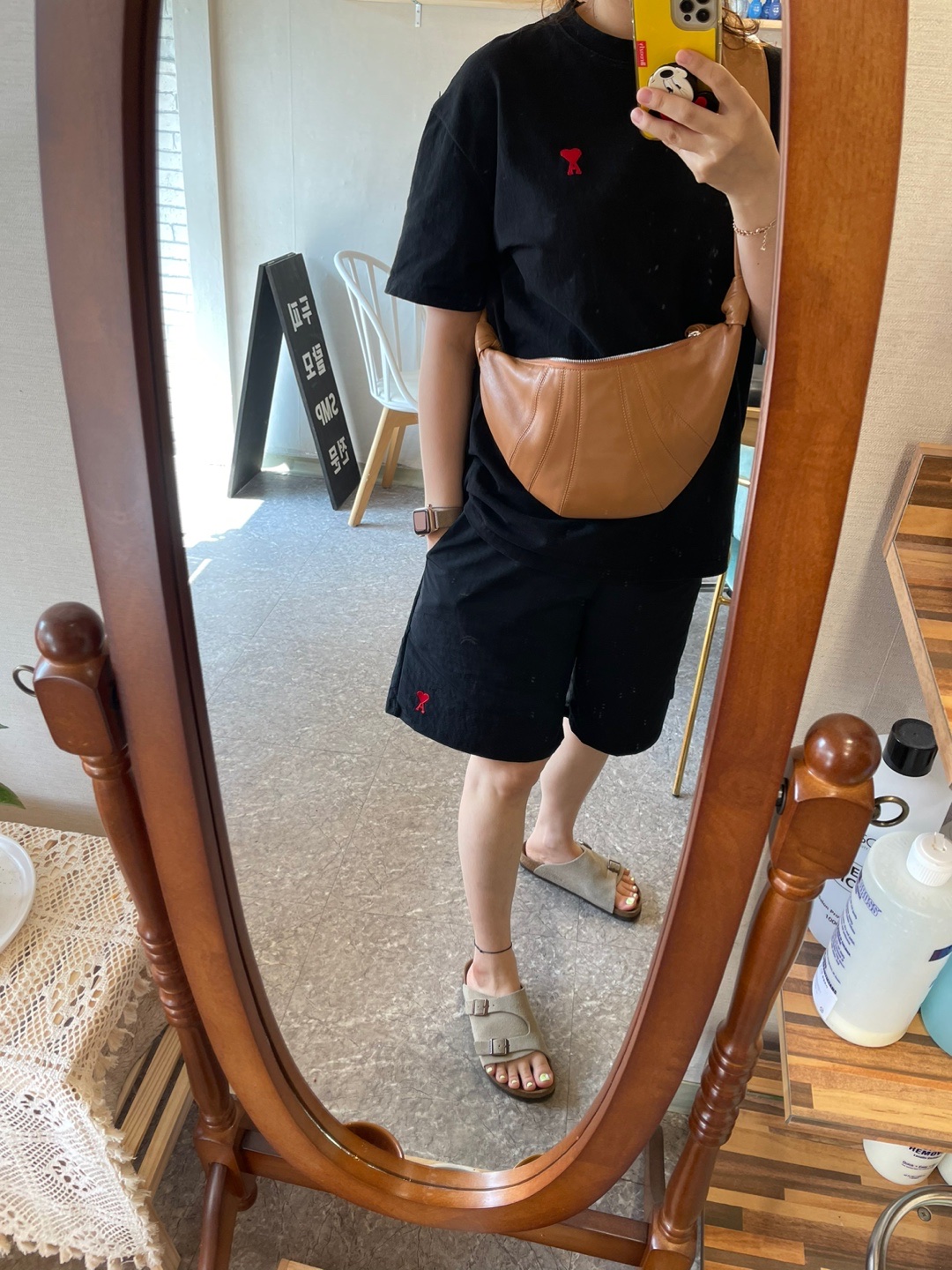 Maison Kitsune Fox Head Patch Classic T-Shirt Navy, Lemaire Medium Croissant Bag Soft Nappa Leather Sugar Brown 착용 스타일