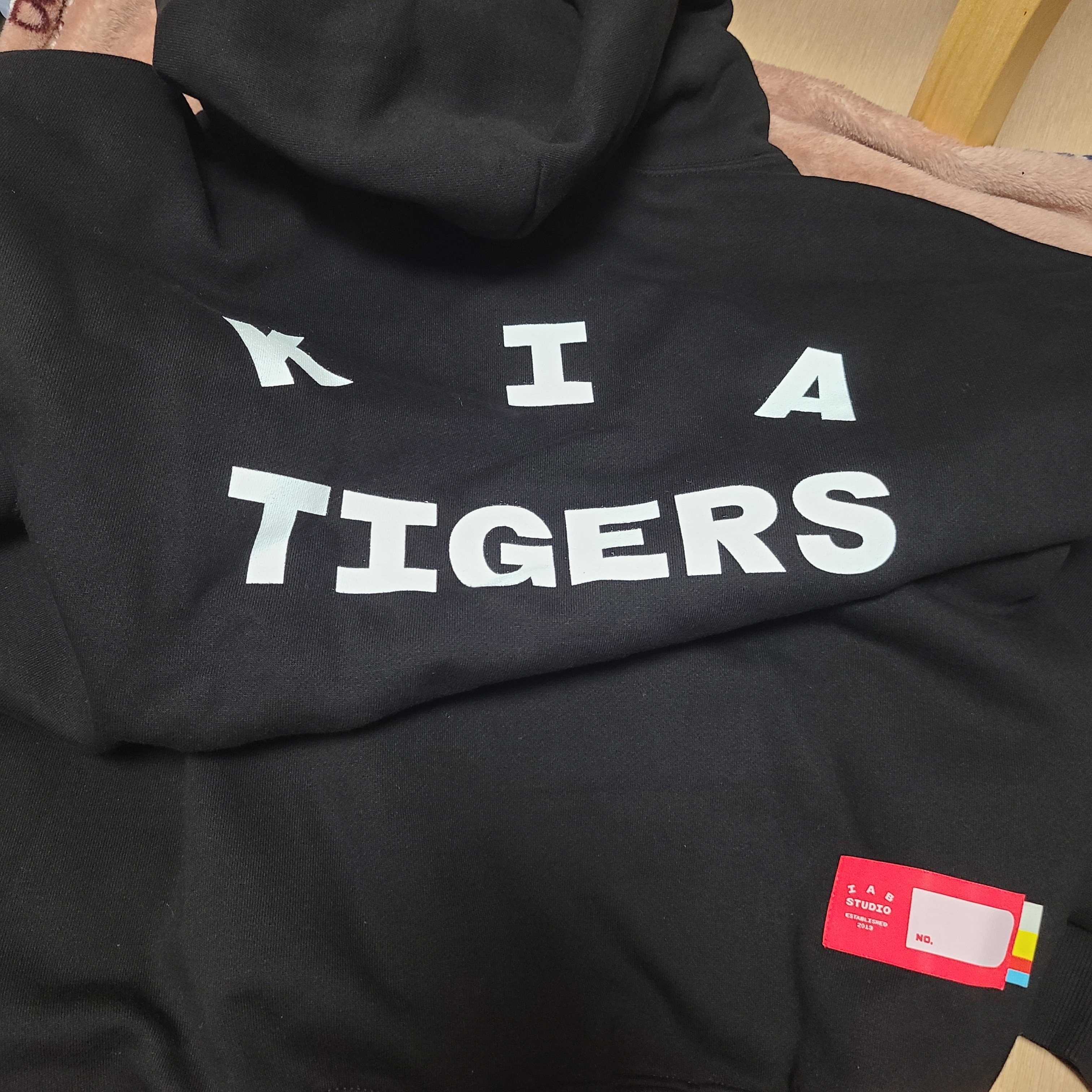 Kia Tigers x IAB Studio Brand Day Hoodie Black 착용 스타일 - 1