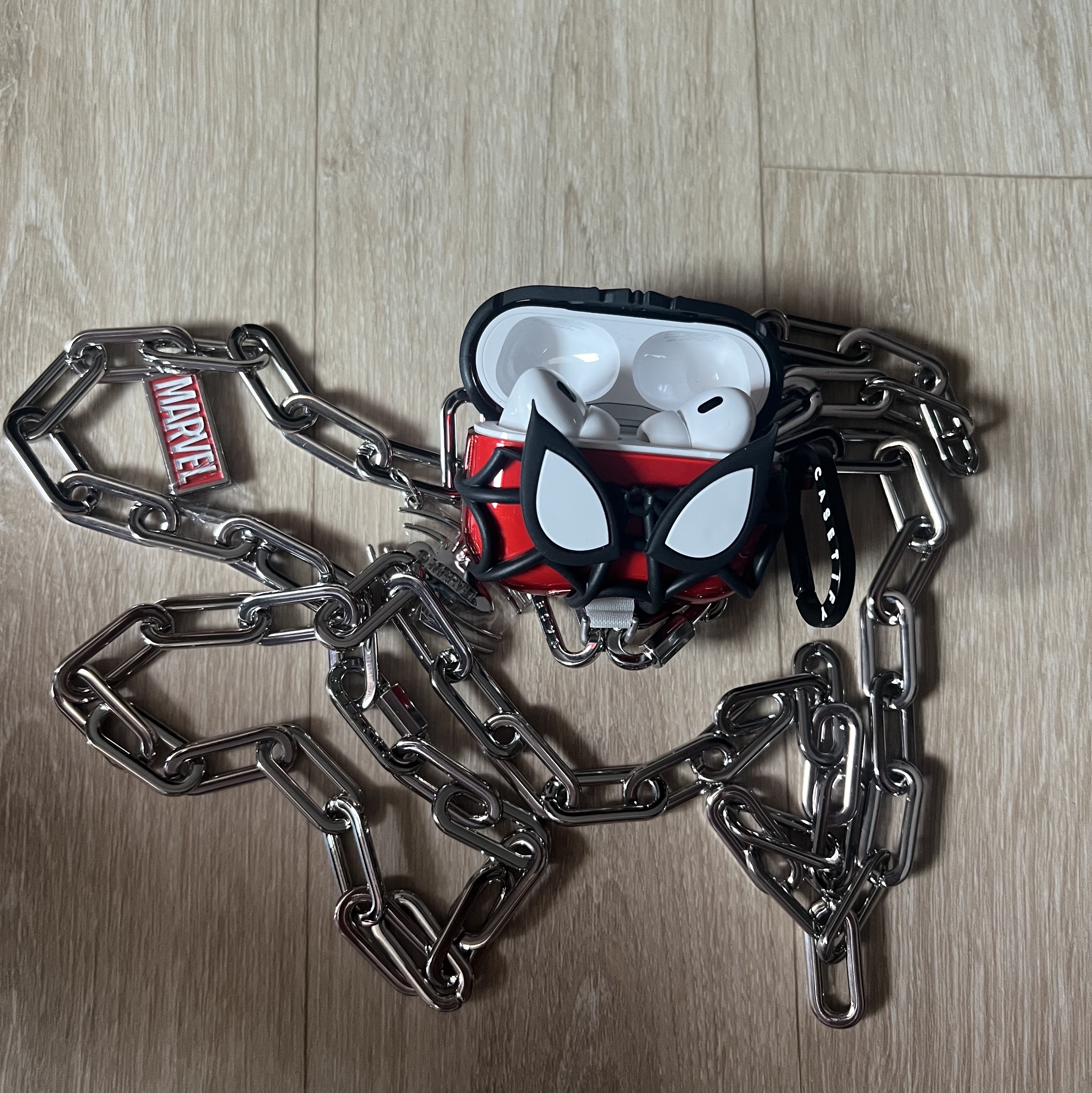 Casetify x Marvel Spider-Man Collectible AirPods Pro 1st/2nd Gen Case Red 착용 스타일 - 3