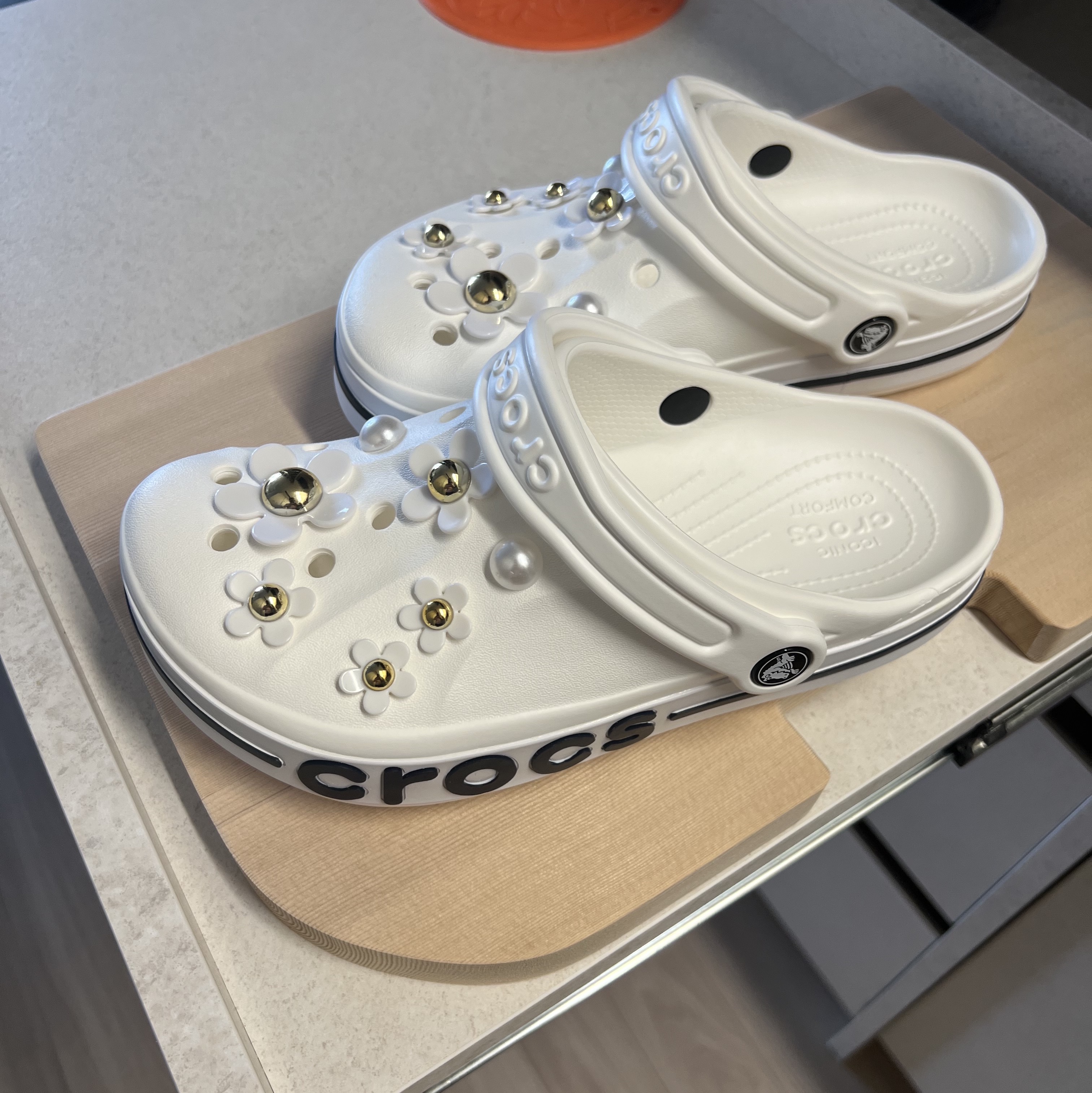 Crocs Bayaband Clog White Navy 착용 스타일 - 2