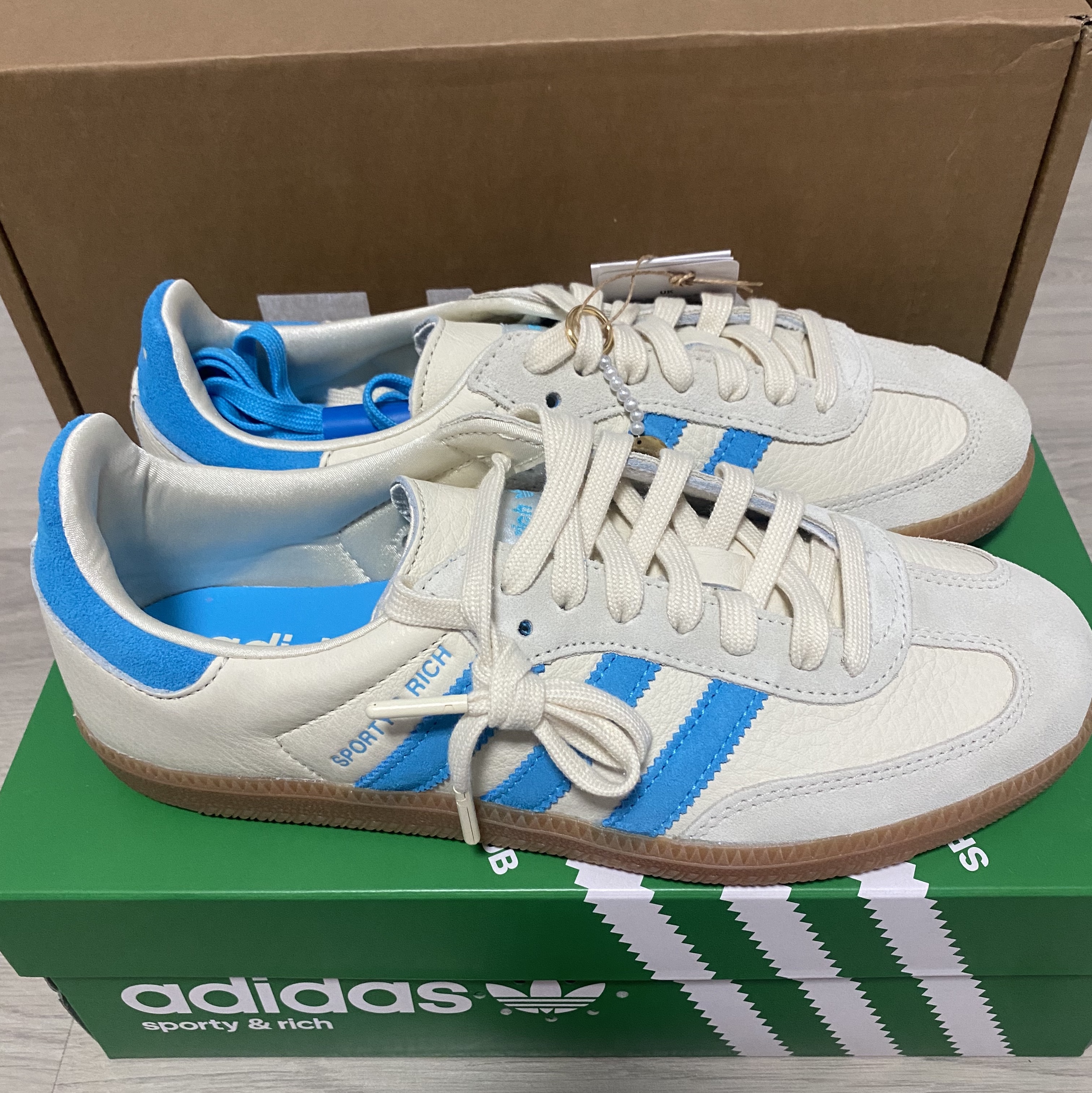 Adidas x Sporty & Rich Samba Cream Blue, Adidas Superstar 82 Black White 착용 스타일 - 1