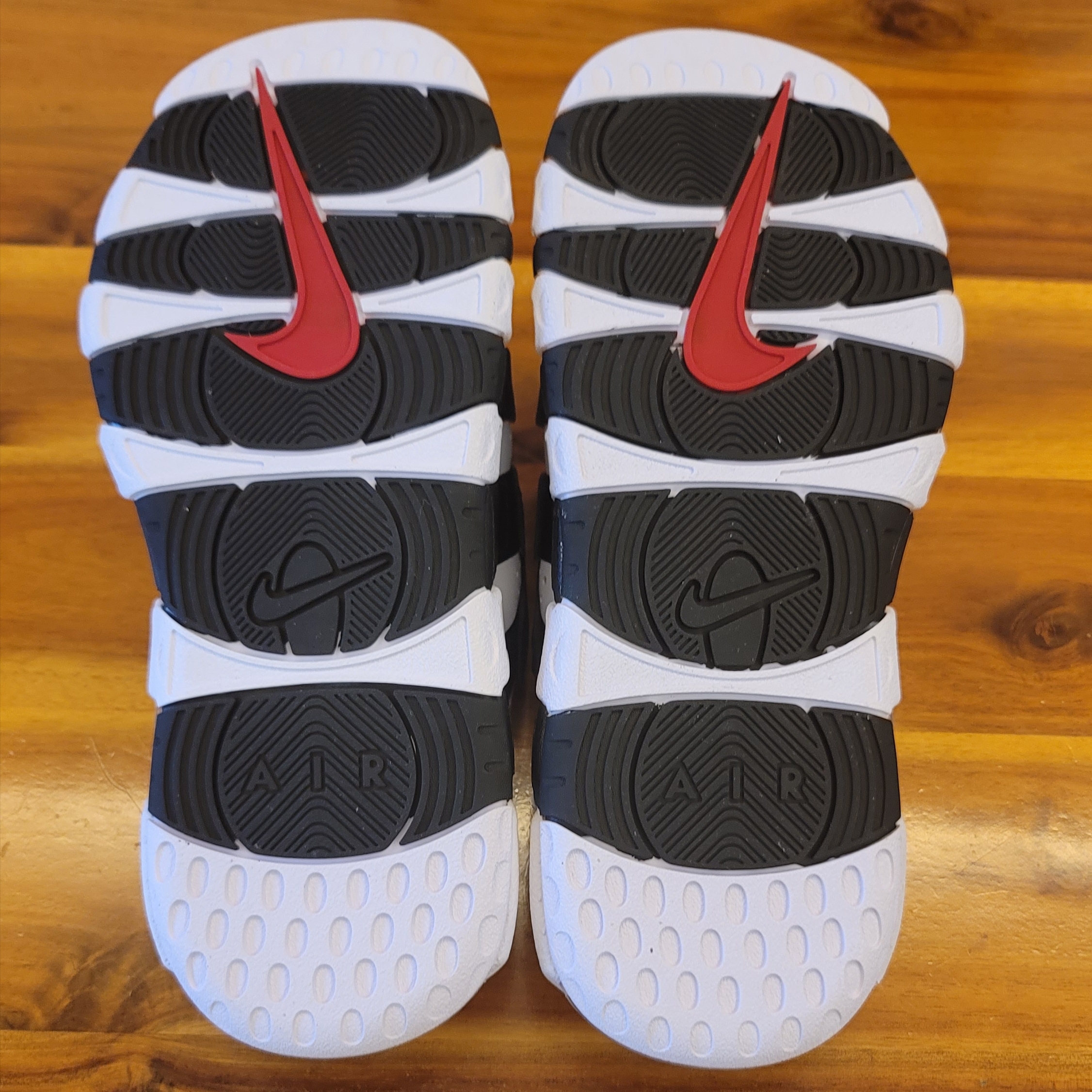 Nike Air More Uptempo Slide White Black, Nike Air More Uptempo Slide Black White 착용 스타일 - 4