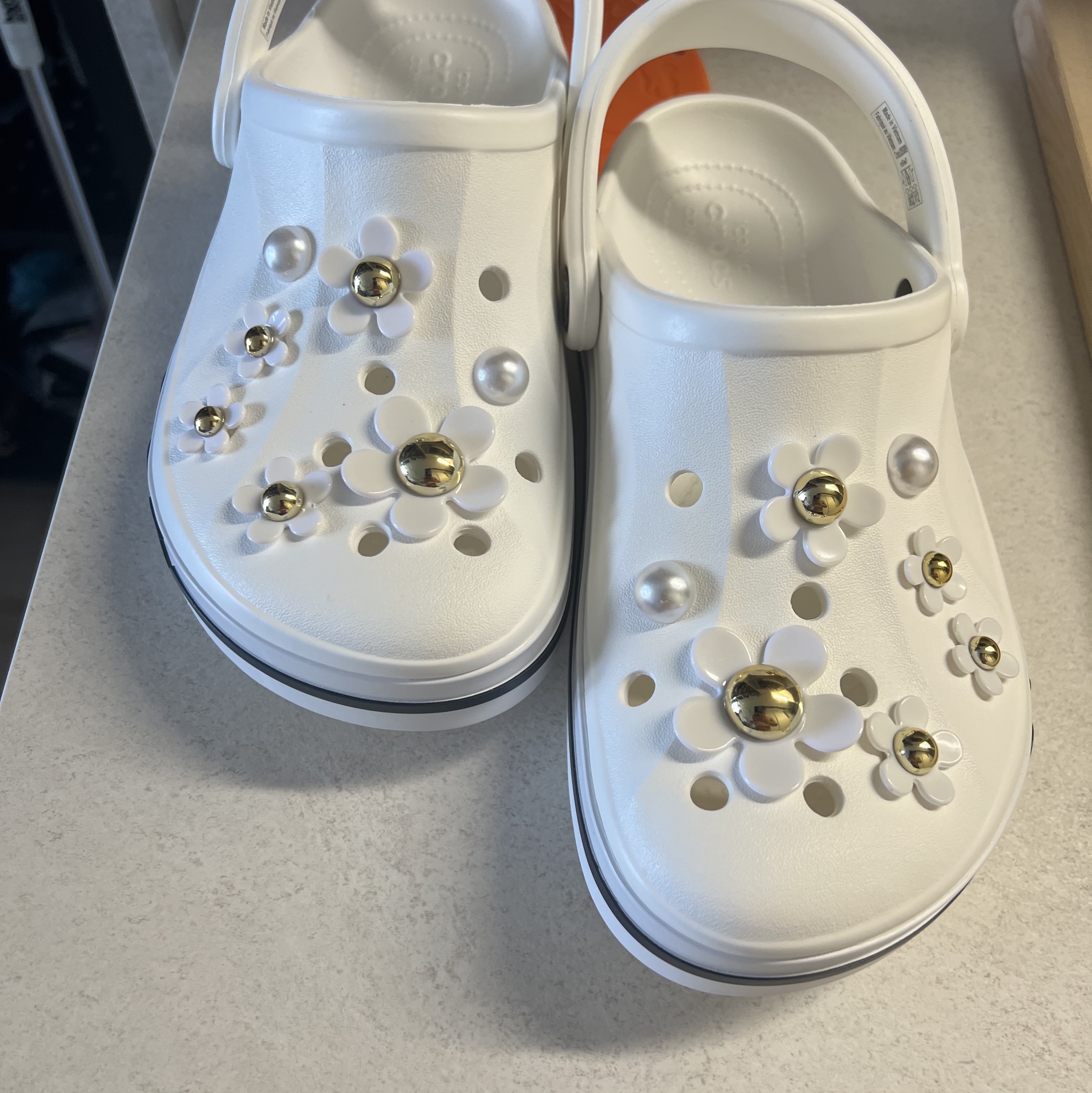 Crocs Bayaband Clog White Navy 착용 스타일 - 1