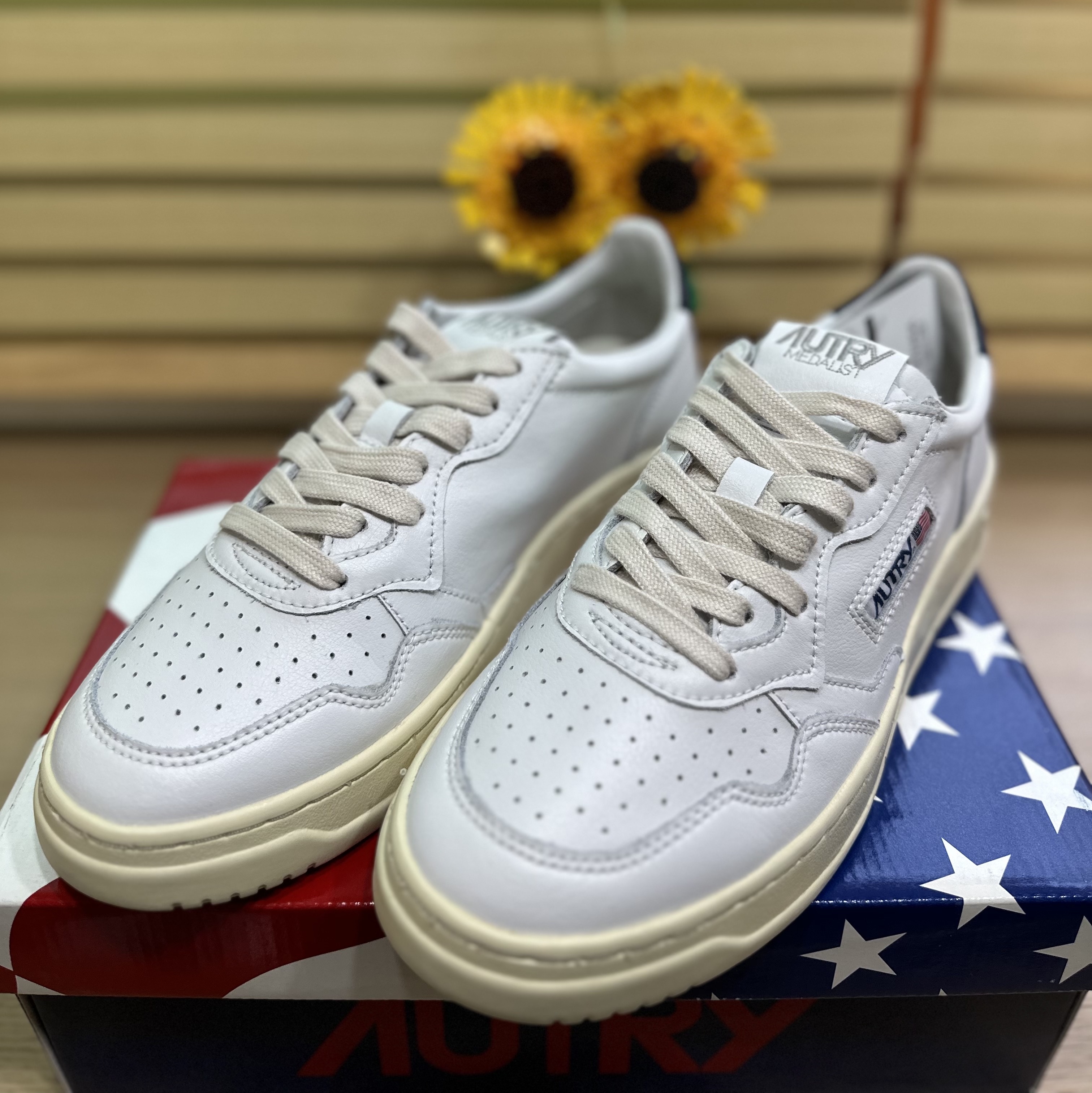 Autry Medalist Low Leather Sneakers White Blue 착용 스타일