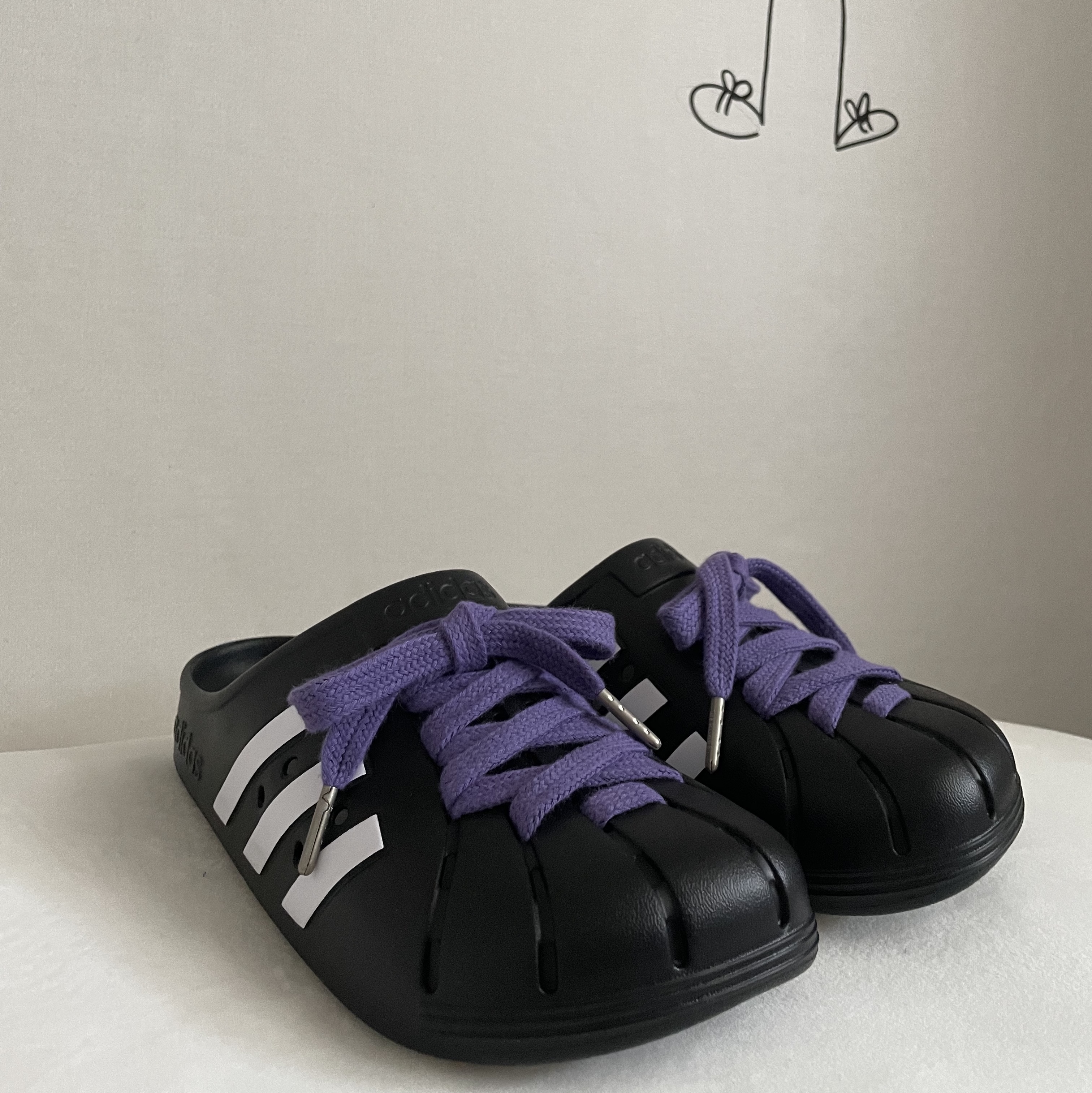 Adidas Adilette Clog Black White 착용 스타일