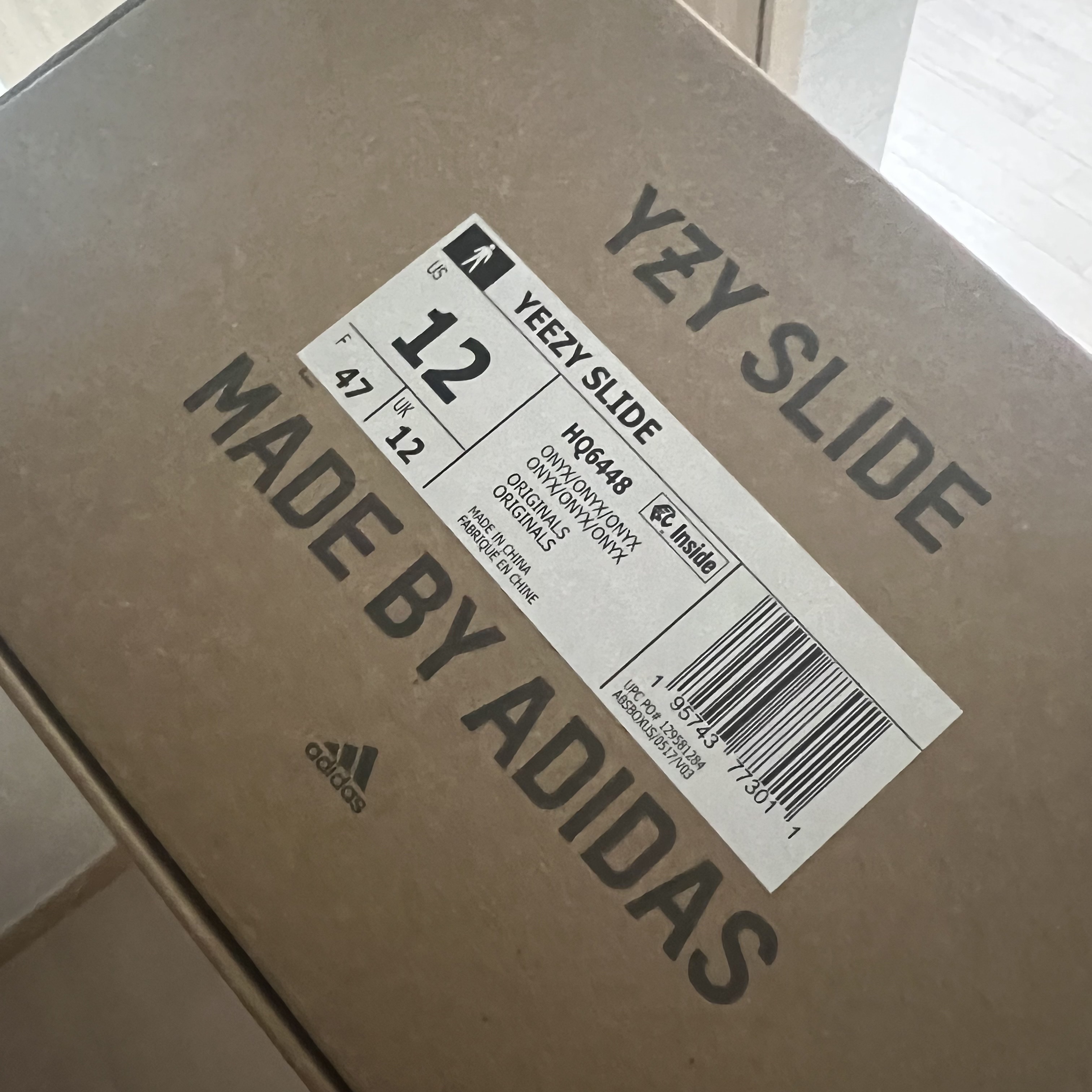 Adidas Yeezy Slide Onyx 착용 스타일 - 1