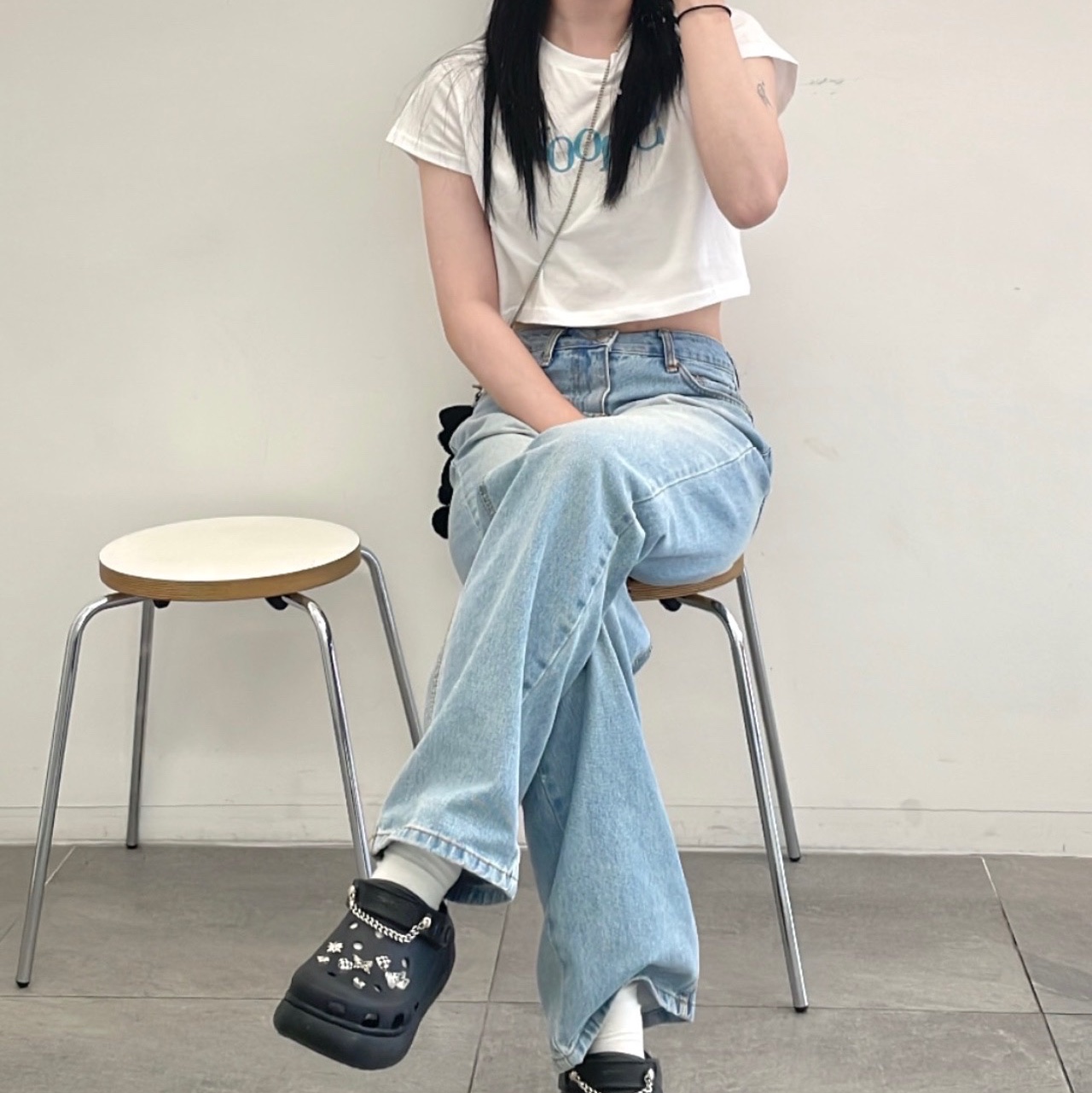 Crocs Classic Crush Clog Black, Matin Kim Black Bunny Toy Keyring Black 착용 스타일