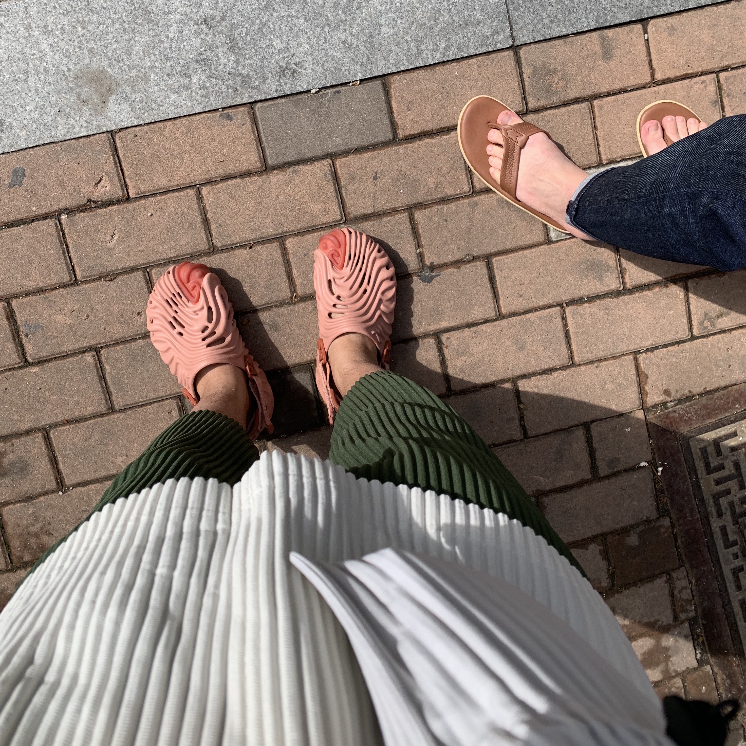 Crocs x Salehe Bembury Pollex Clog Kuwata, Island Slipper Classic Whiskey 착용 스타일