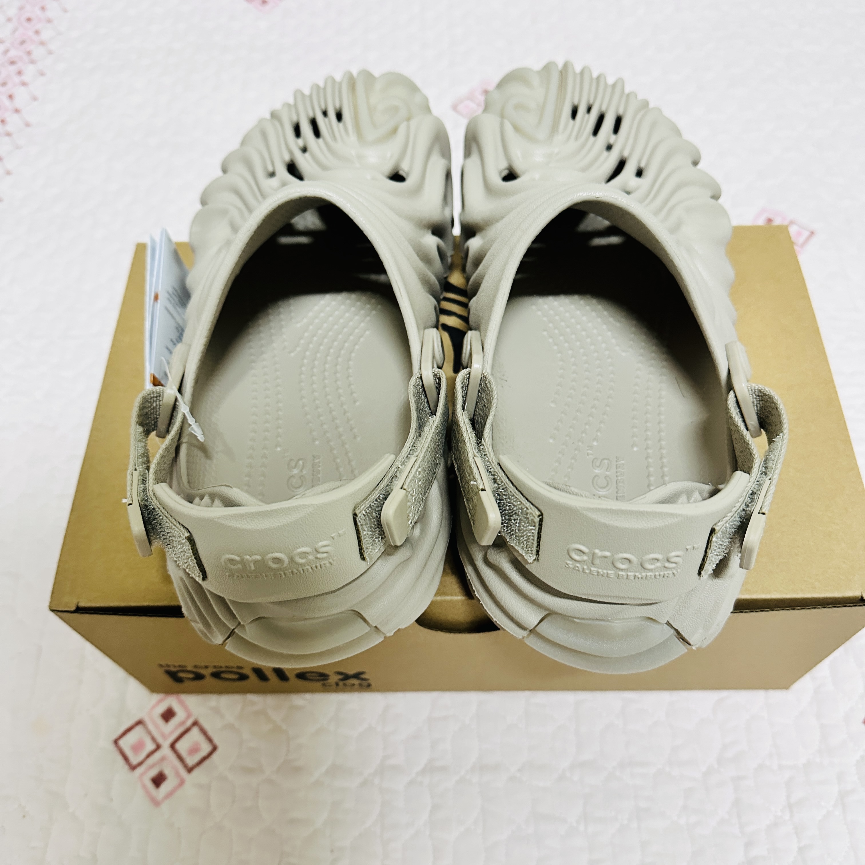 Crocs x Salehe Bembury Pollex Clog Horchata 착용 스타일 - 2