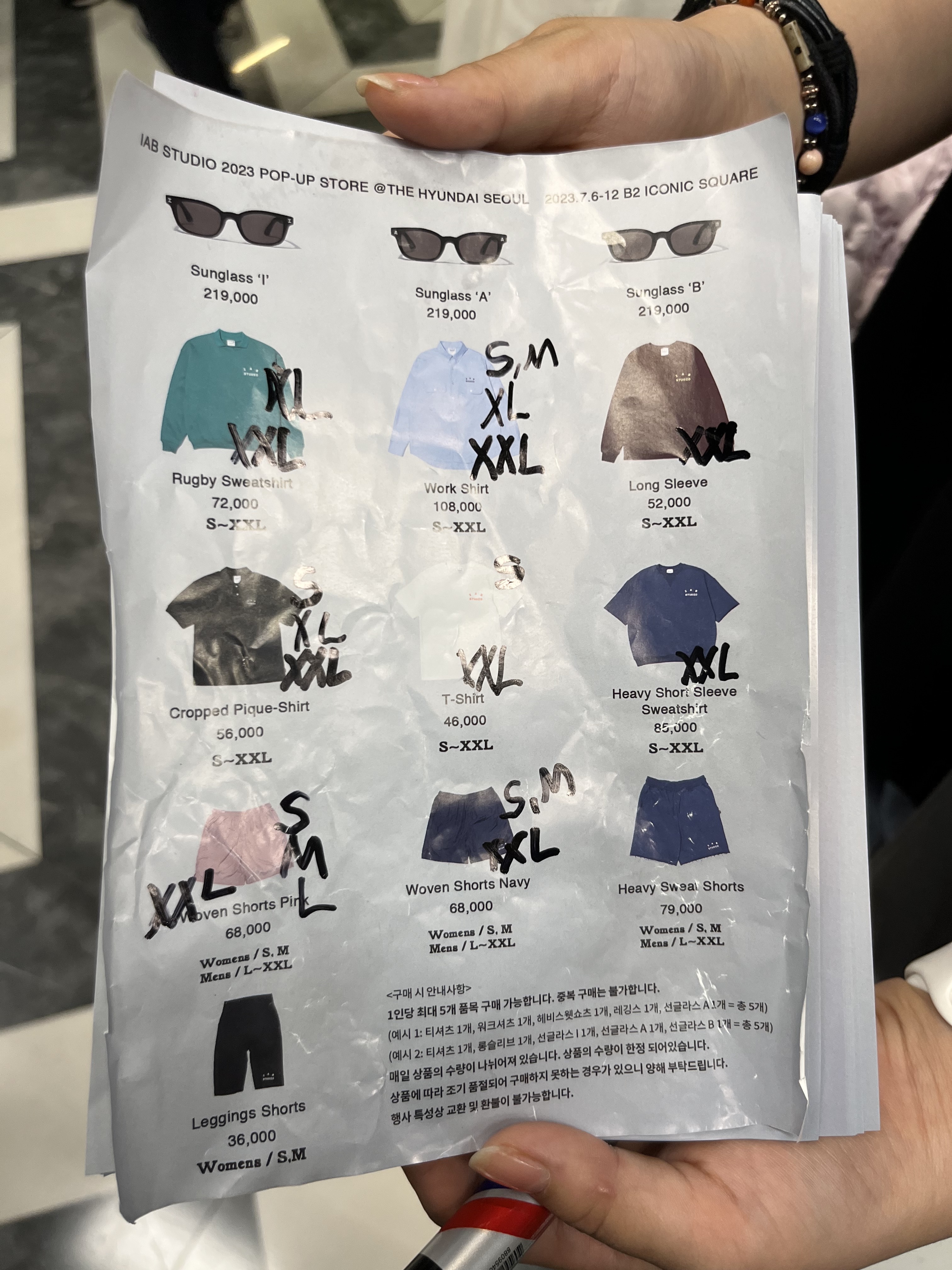 Adidas Yeezy Slide Onyx 착용 스타일 - 3