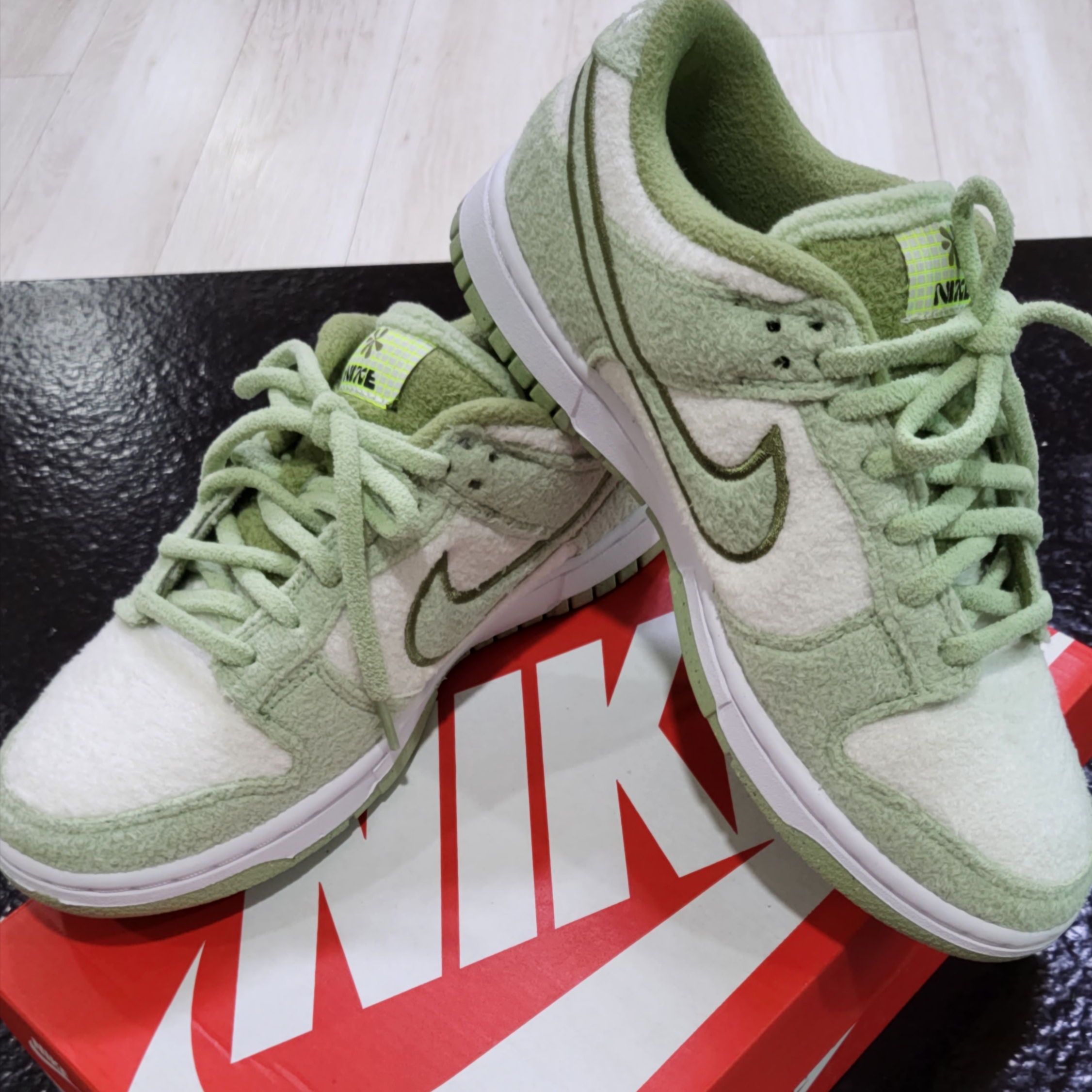 (W) Nike Dunk Low SE Honeydew Phantom 착용 스타일
