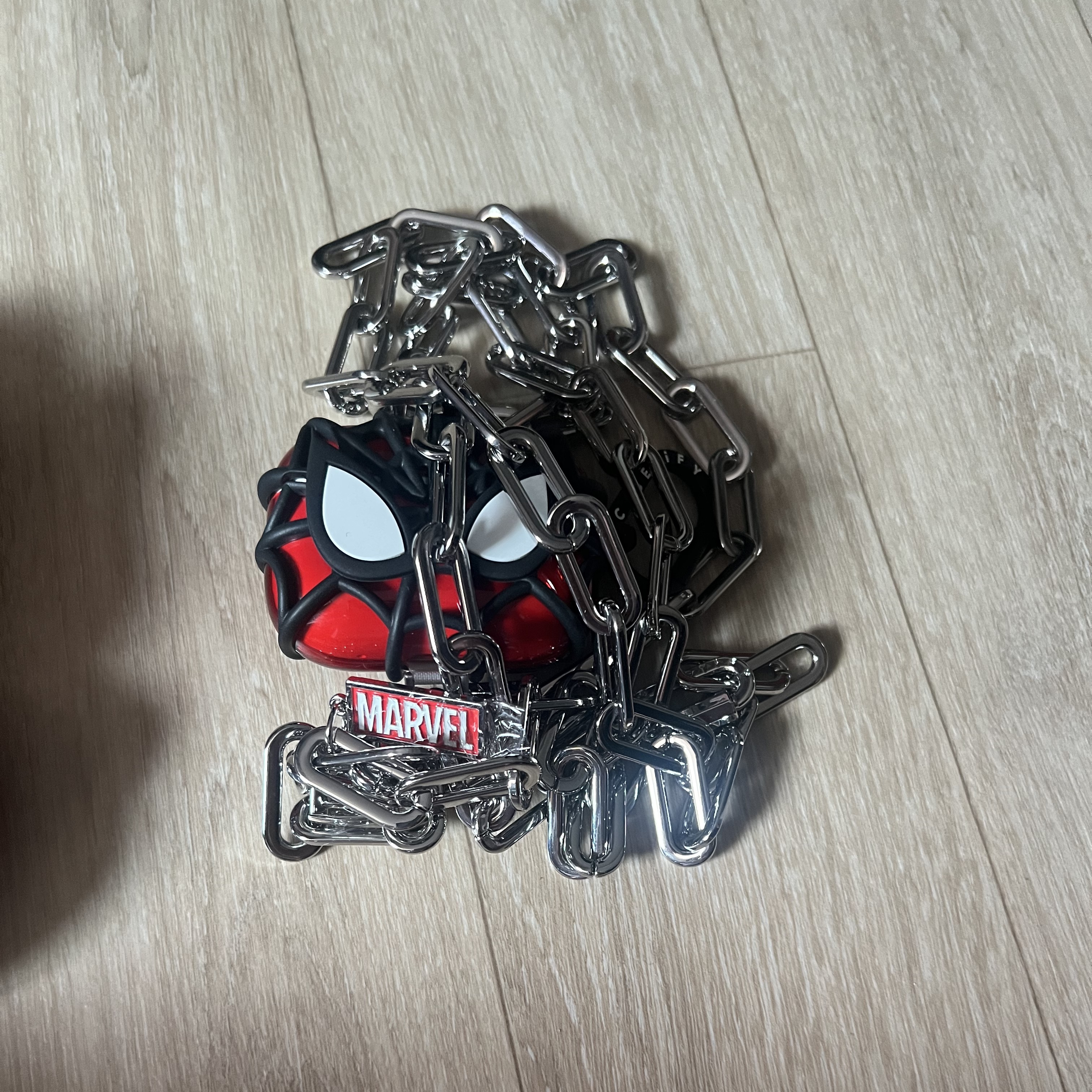 Casetify x Marvel Spider-Man Collectible AirPods Pro 1st/2nd Gen Case Red 착용 스타일 - 5