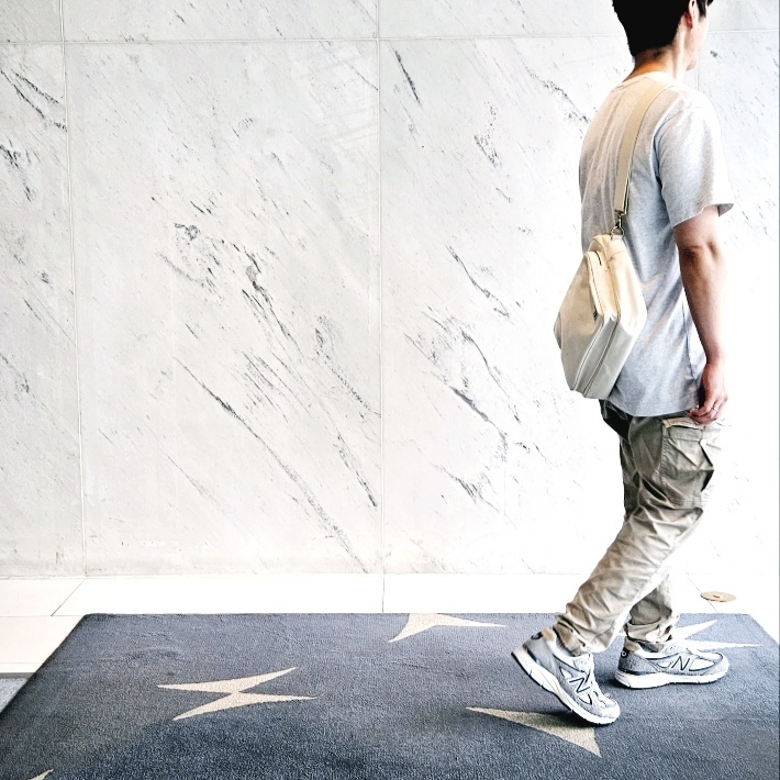 New Balance 990v4 Made in USA Gray Suede, Porter x JJJJound Passport Bag L Off White 착용 스타일