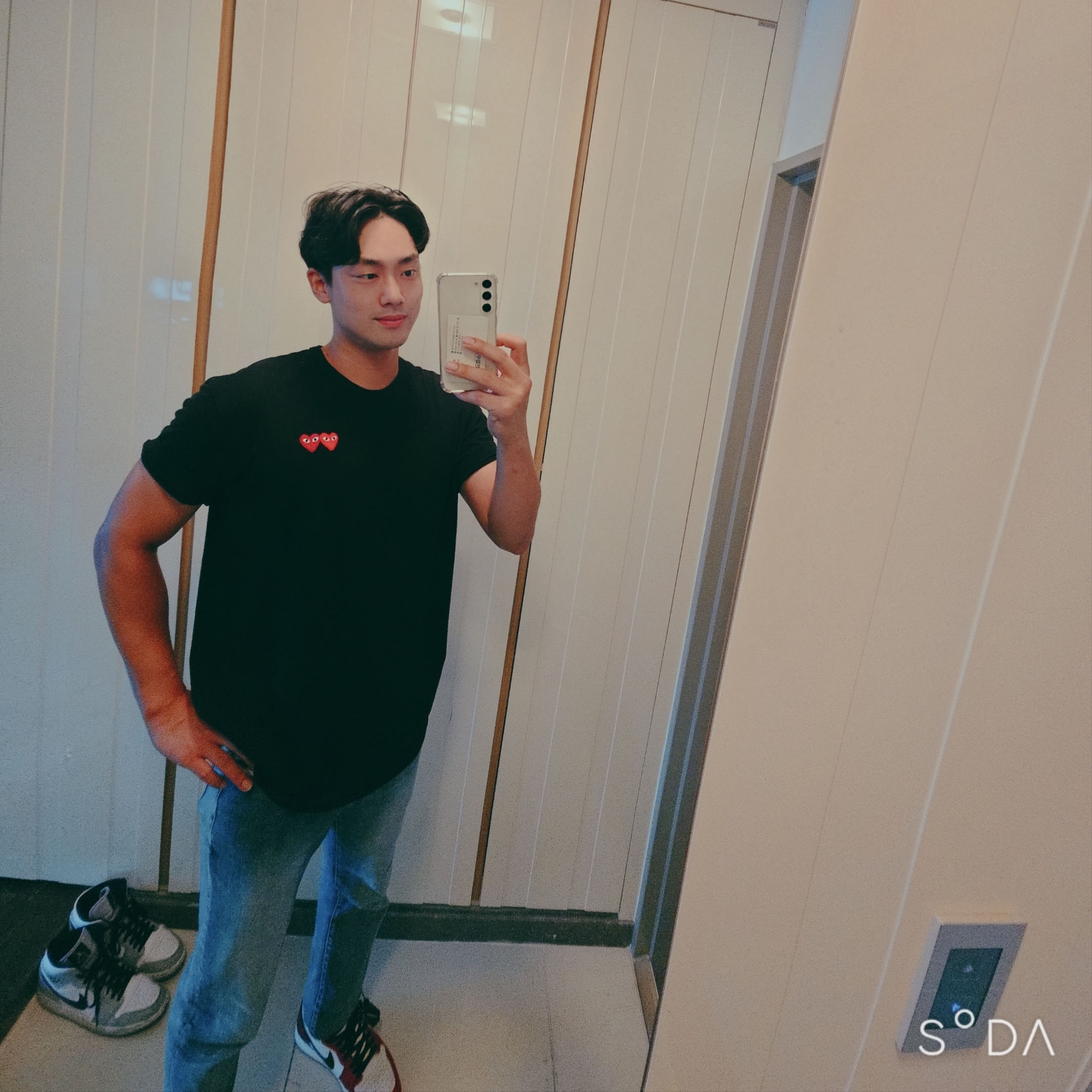 Play Comme des Garcons Double Heart T-Shirt Black, Jordan 1 Retro High OG Chicago 2022 착용 스타일