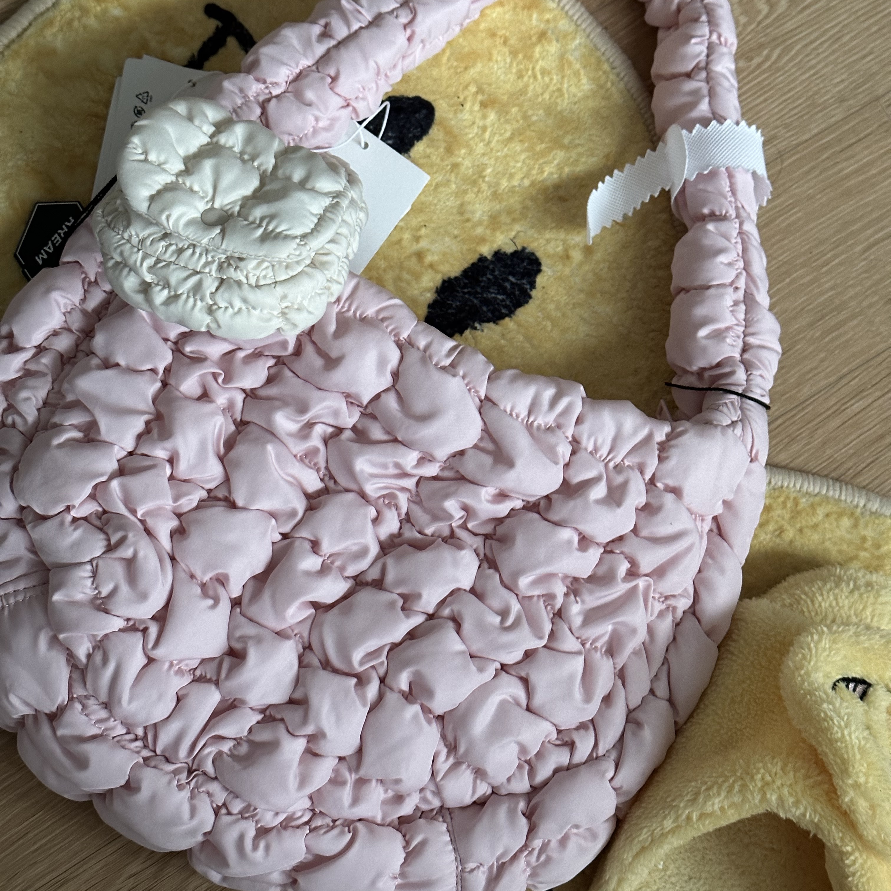 COS Quilted Nano Bag Beige, COS Quilted Mini Bag Pink 착용 스타일