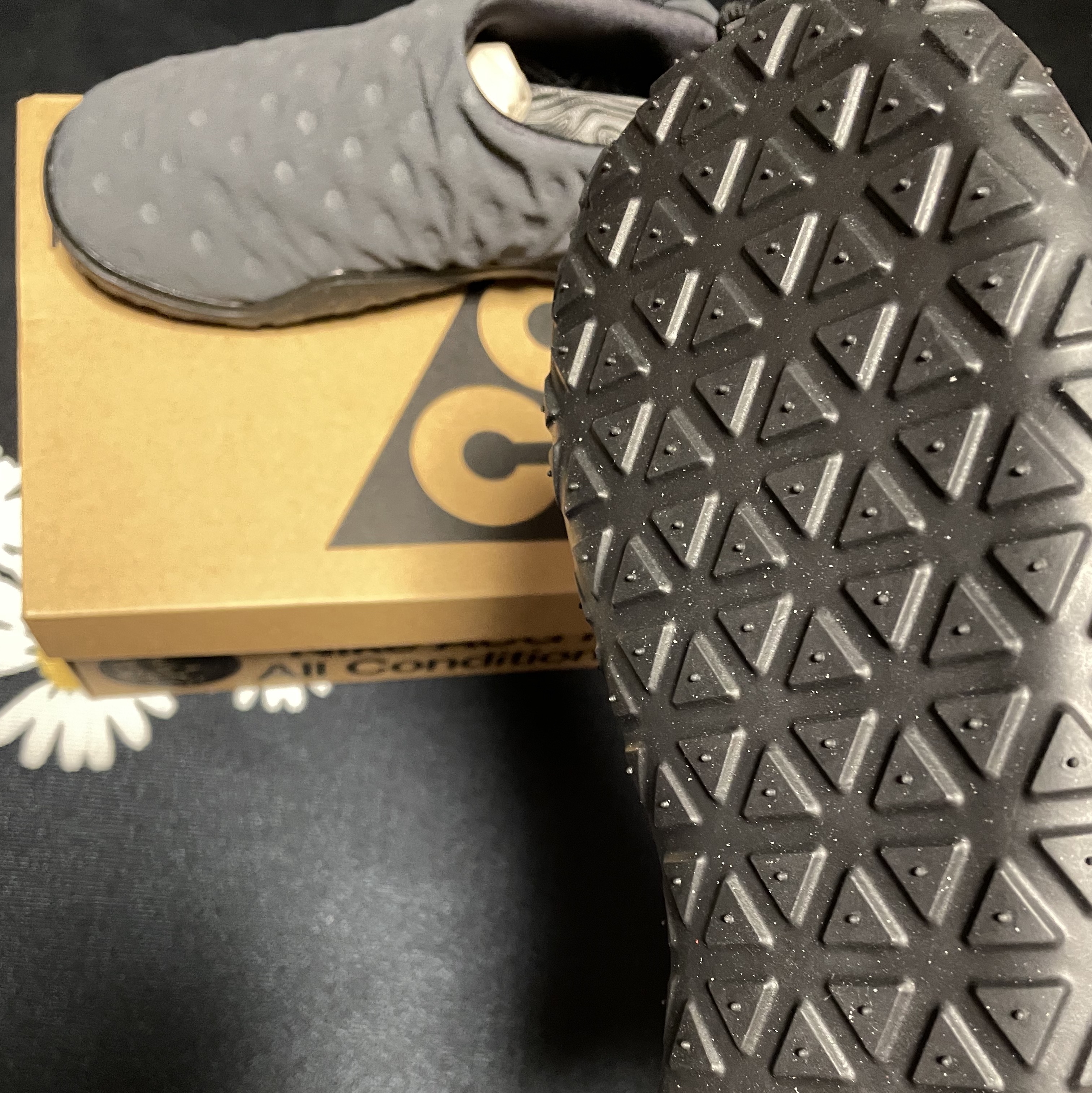 Nike ACG Moc Anthracite 착용 스타일 - 4