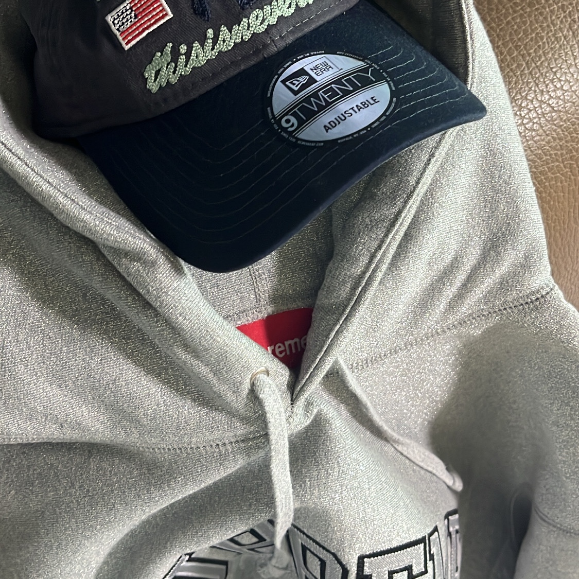 Supreme Glitter Arc Hooded Sweatshirt Heather Grey - 23SS, Thisisneverthat x New Era x MLB New York Yankees Unstructured 2-Tone Ball Cap Dark Graphite 착용 스타일