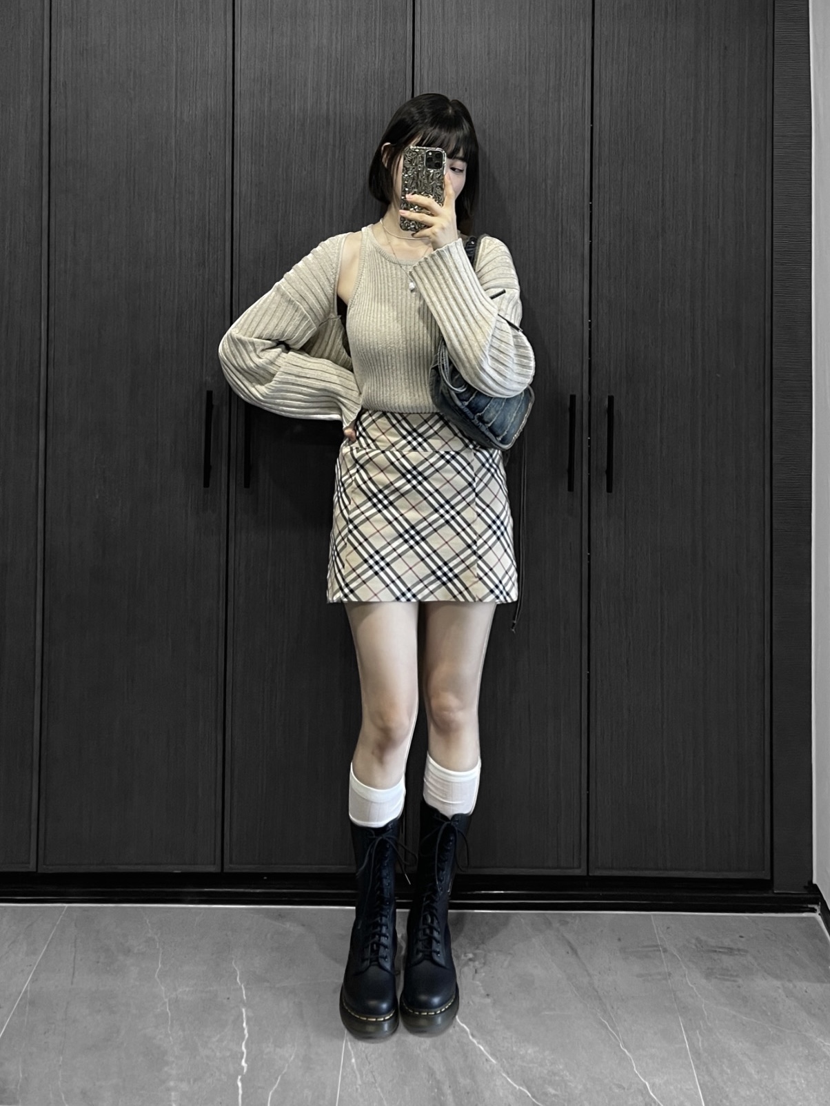 Dr. Martens Jadon Boots Black, (W) Burberry Vintage Check Wool Kilt Archive Beige 착용 스타일 - 1