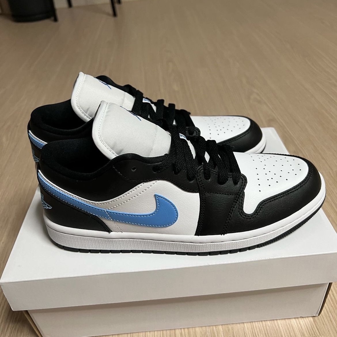 (W) Jordan 1 Low Black University Blue 착용 스타일 - 1