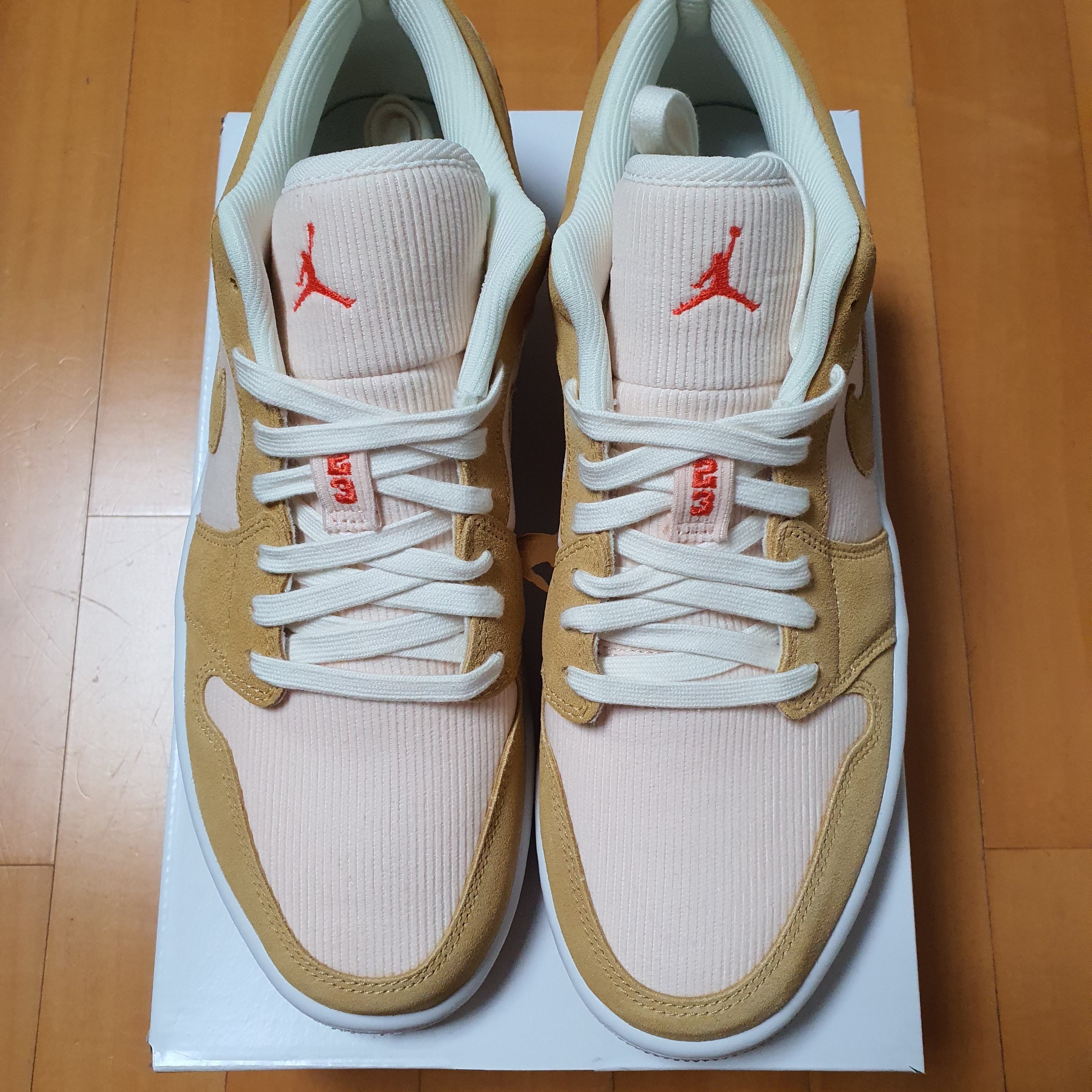 (W) Jordan 1 Low SE Corduroy Tan 착용 스타일 - 1