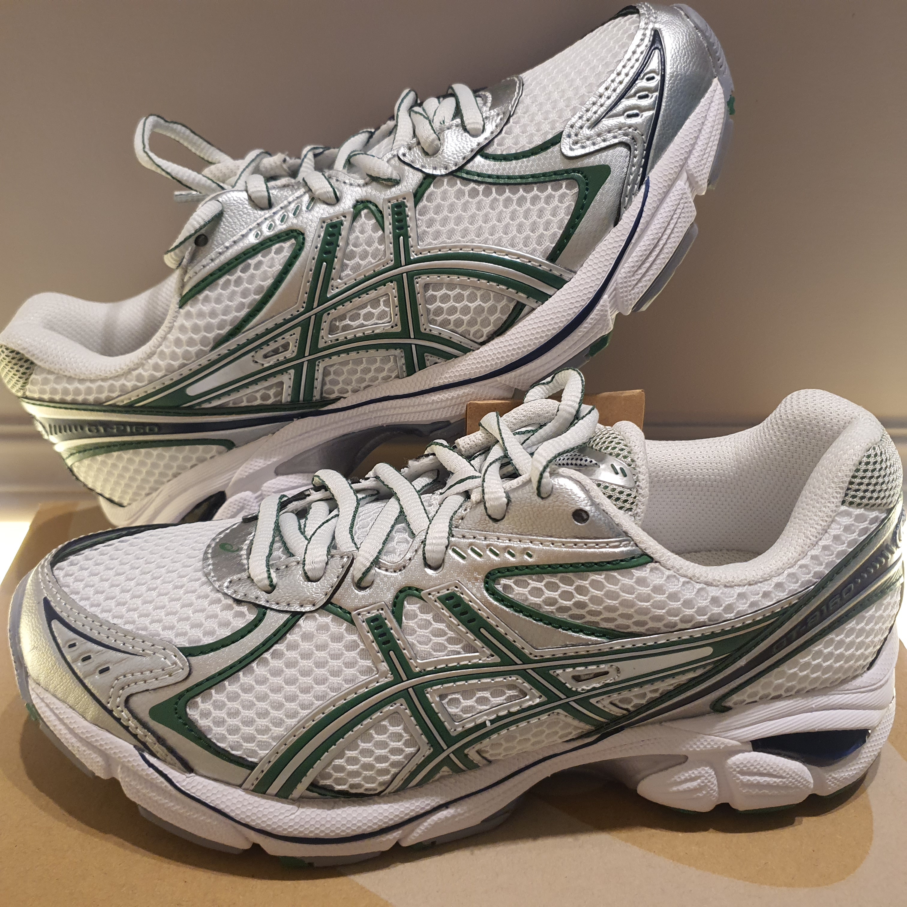 Asics GT-2160 White Shamrock Green 착용 스타일