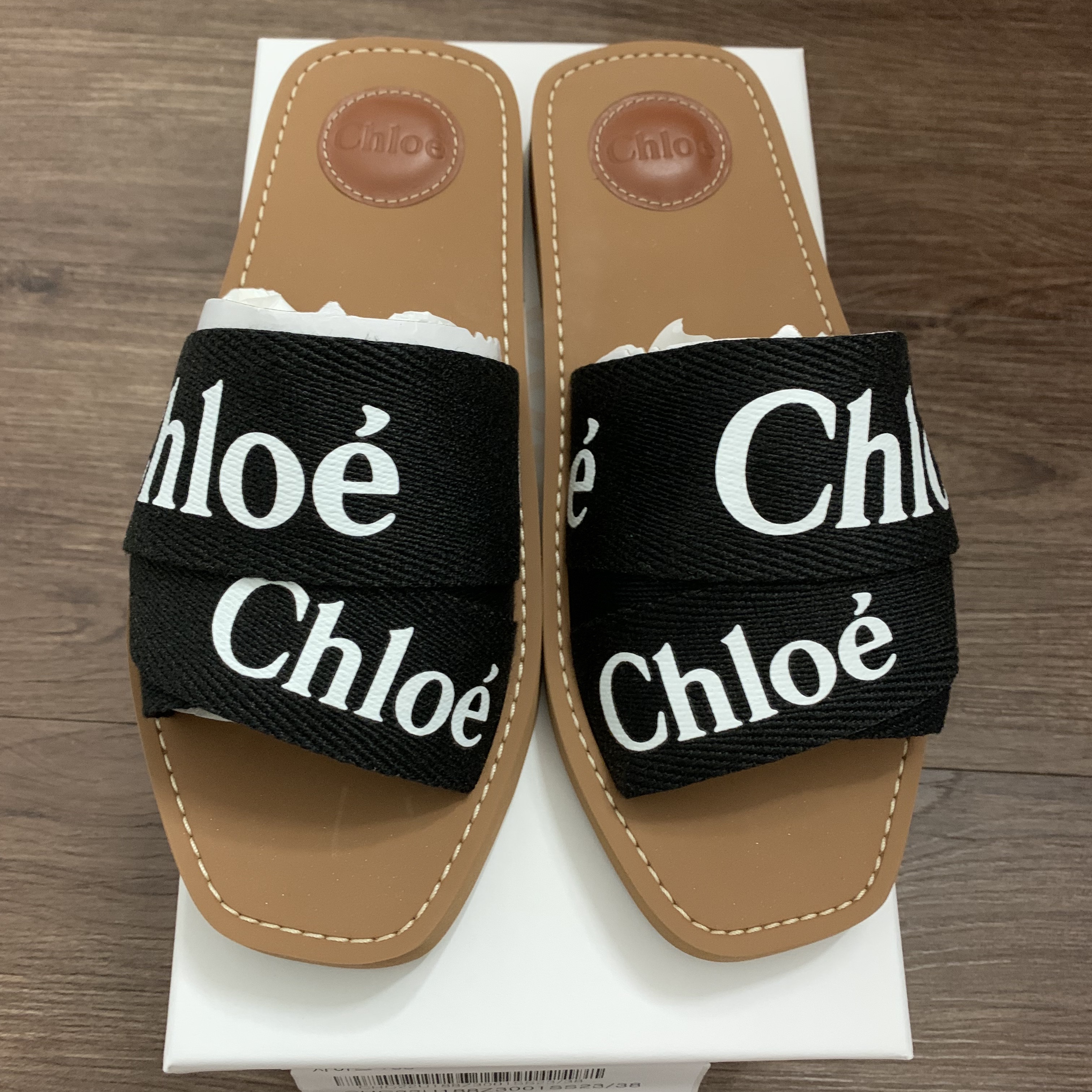 (W) Chloe Woody Flat Mule Black 착용 스타일