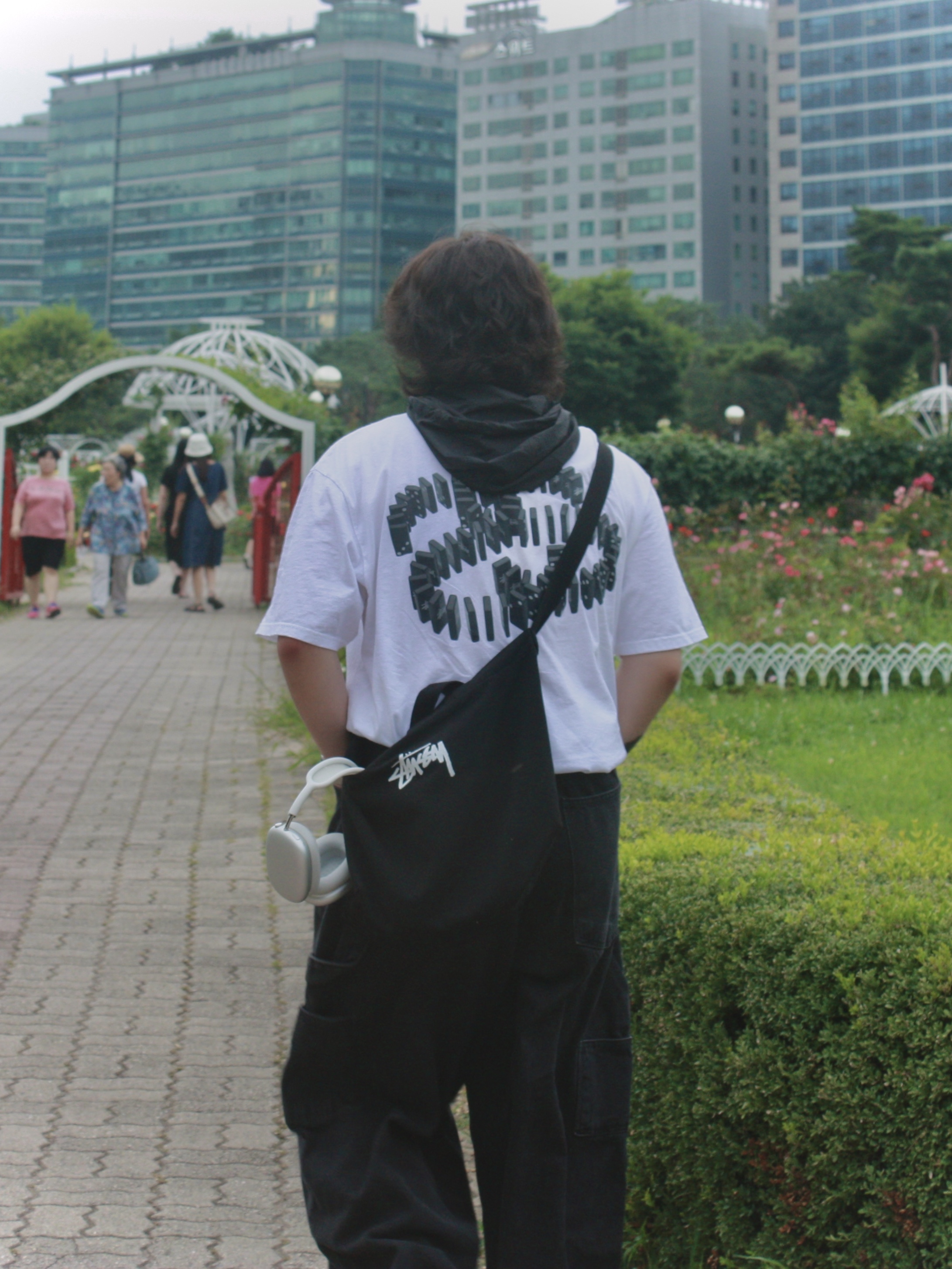 Stussy Dominoes T-Shirt White, Apple Watch SE 44mm GPS Silver Aluminum Case with Sport Band White (Korean Ver.) 착용 스타일 - 2