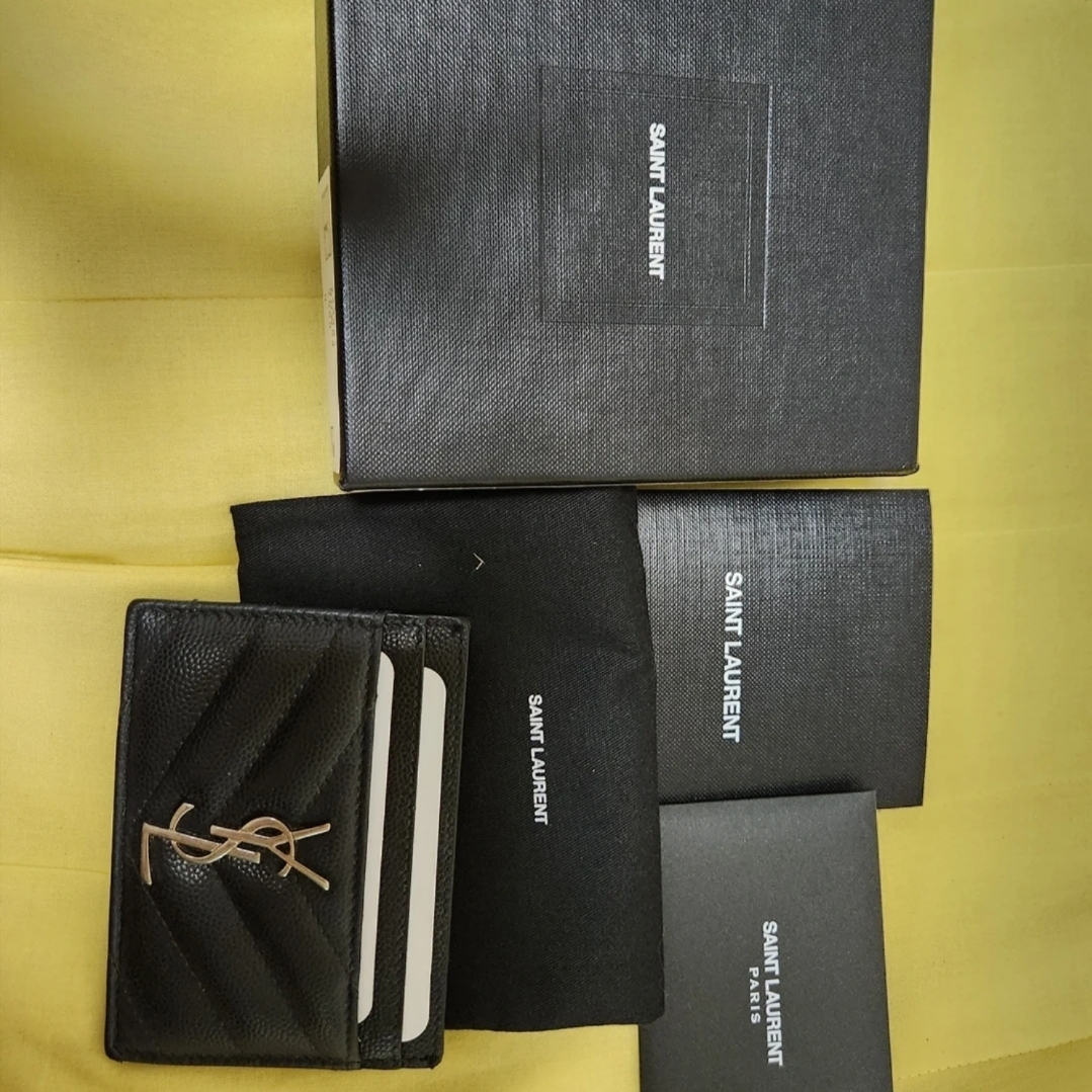 Saint Laurent Cassandre Matelasse Card Case in Grain De Poudre Embossed Leather Black 착용 스타일