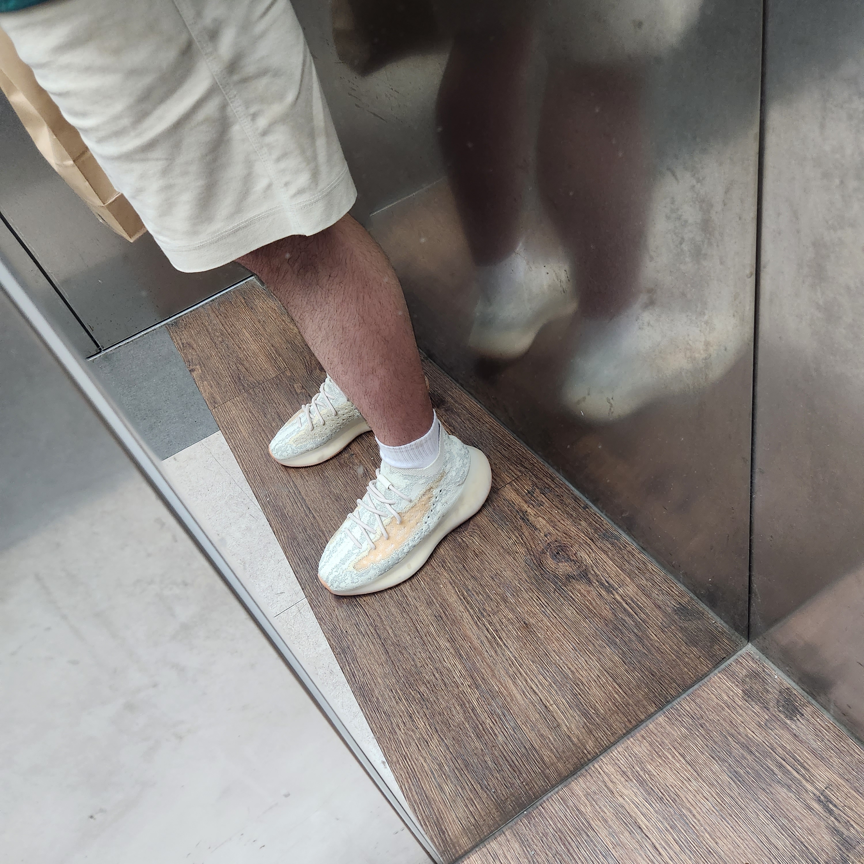 Adidas Yeezy Boost 380 Yecoraite - Reflective 착용 스타일