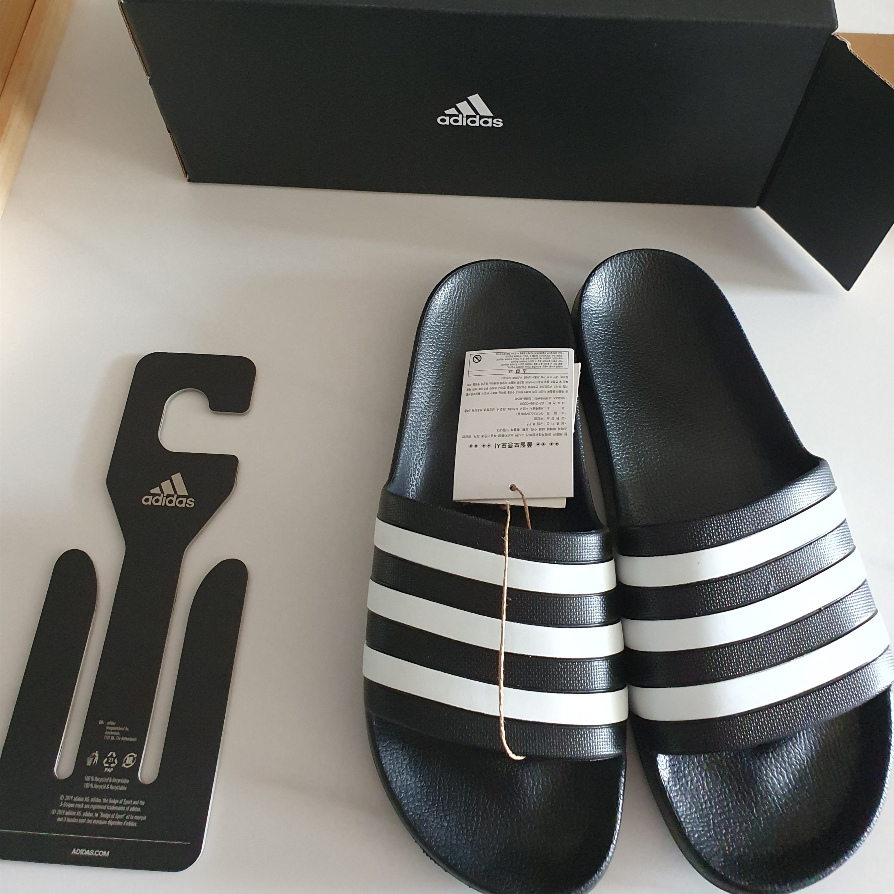 Adidas Adilette Aqua Slides Core Black Cloud White 착용 스타일