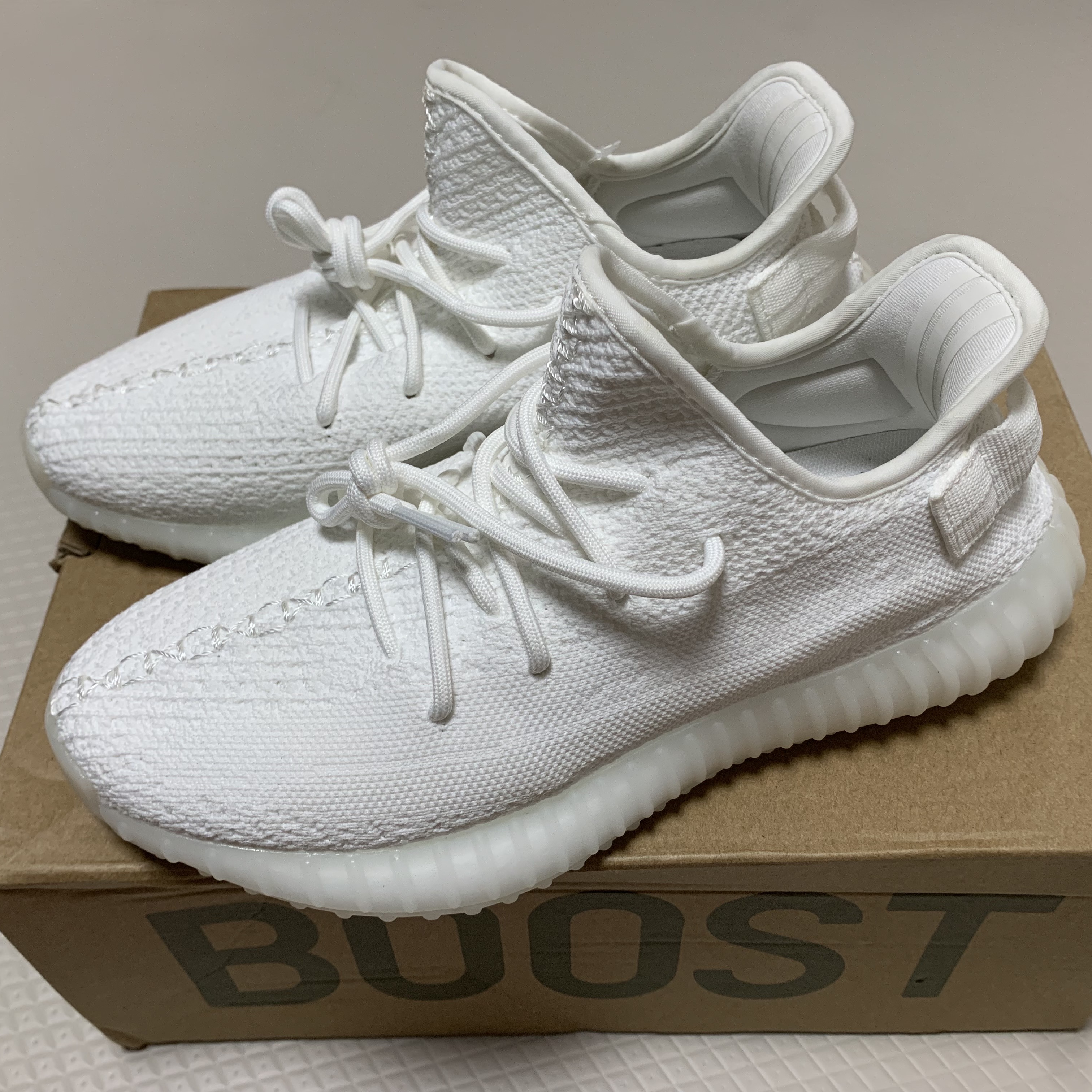 Adidas Yeezy Boost 350 V2 Cream/Triple White 착용 스타일