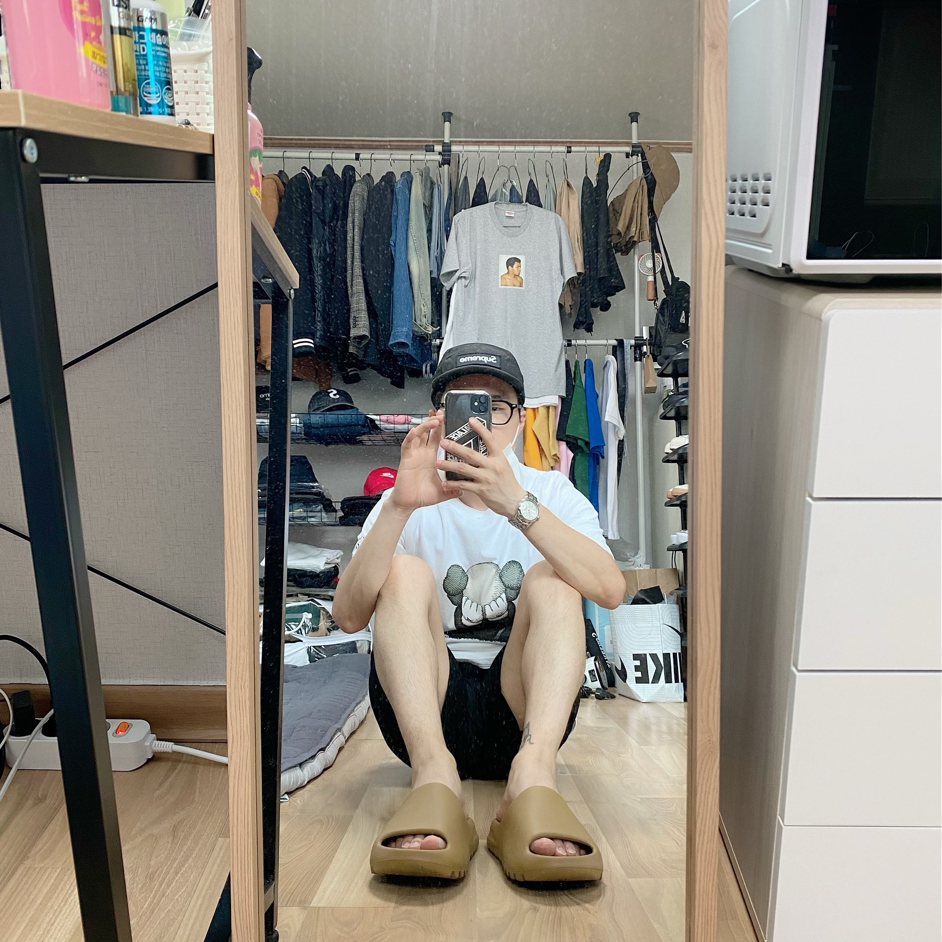 Adidas Yeezy Slide Ochre 착용 스타일