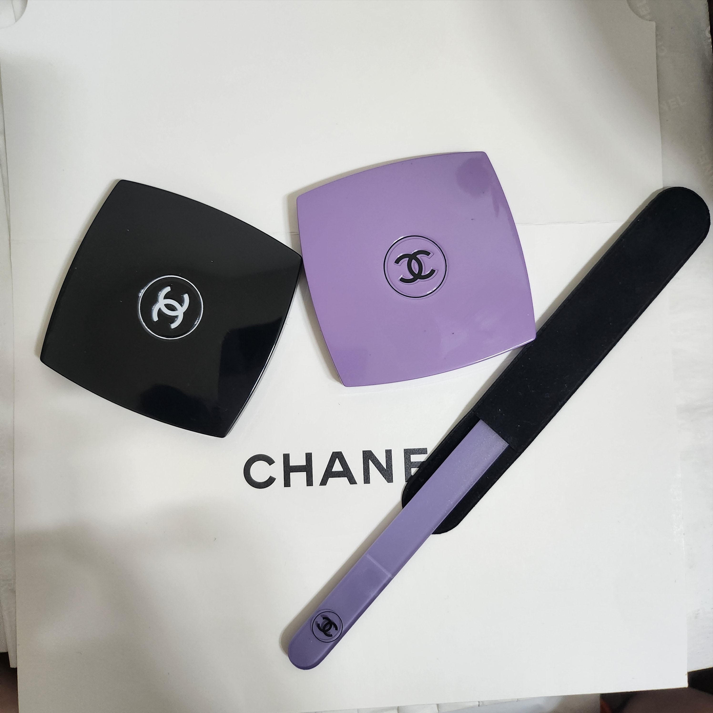 Chanel Codes Couleur Limited Edition Miroir Double Facettes 135 Immortelle 착용 스타일