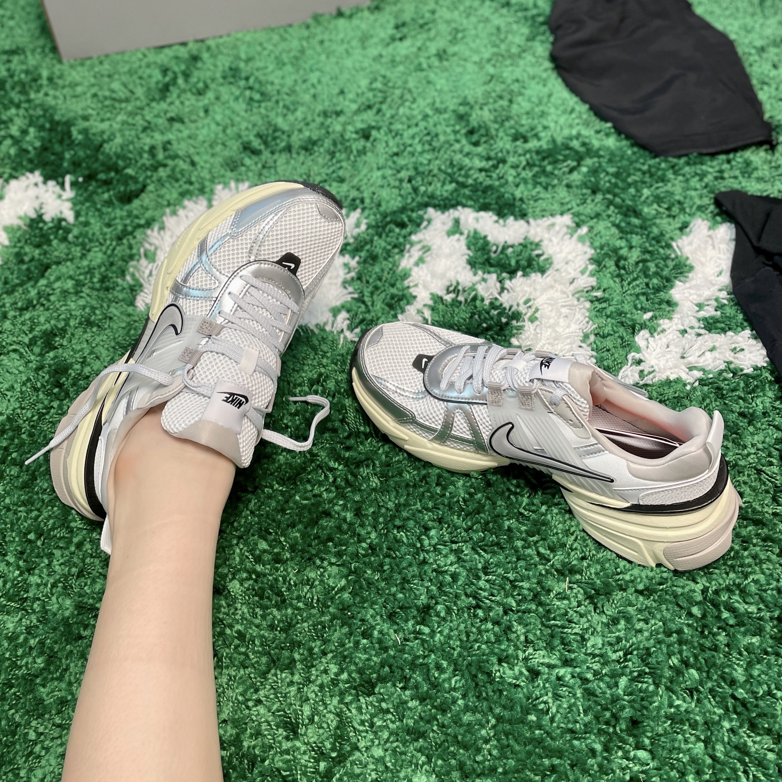 Nike V2K Run Summit White Metallic Silver 착용 스타일