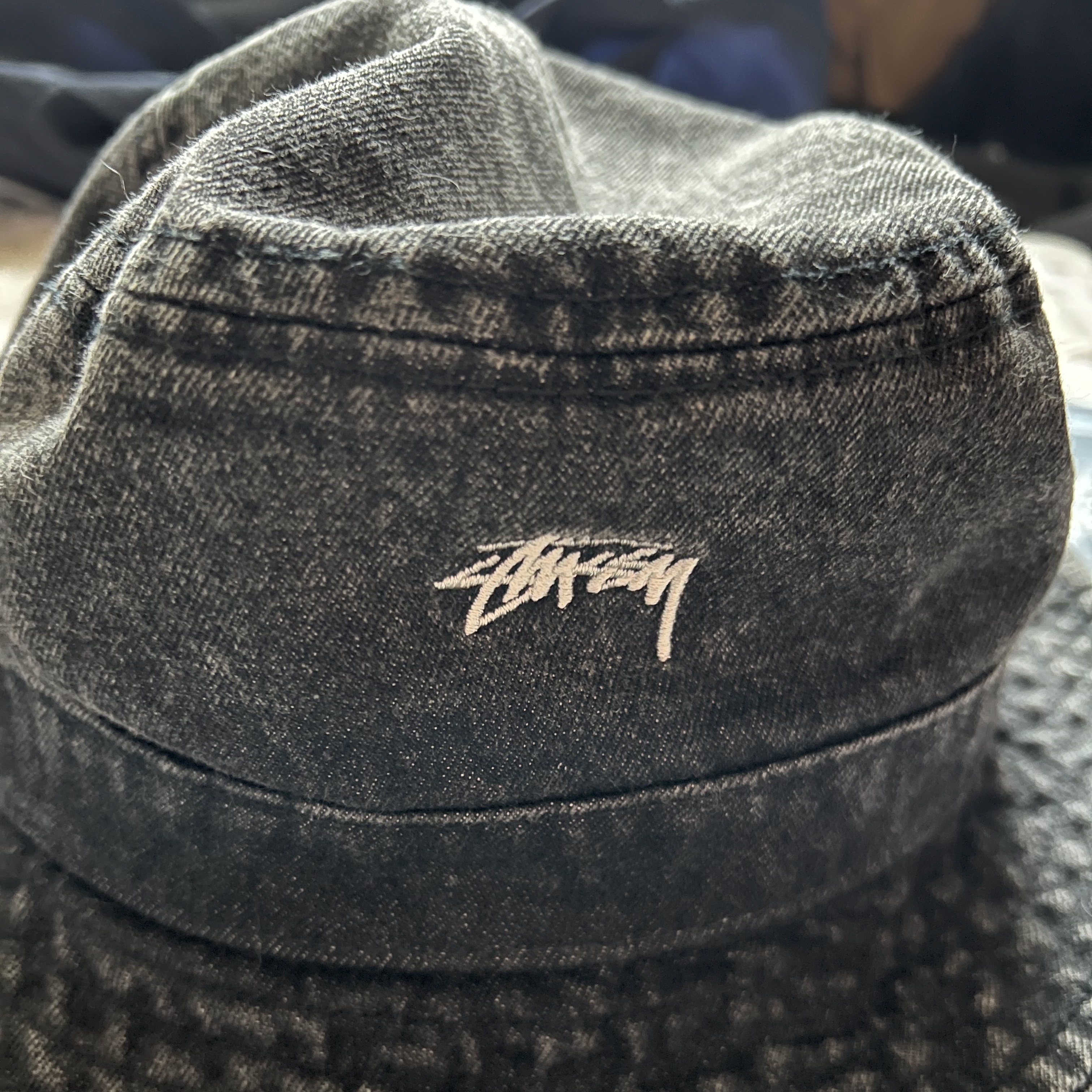 Stussy Washed Stock Bucket Hat Charcoal 착용 스타일