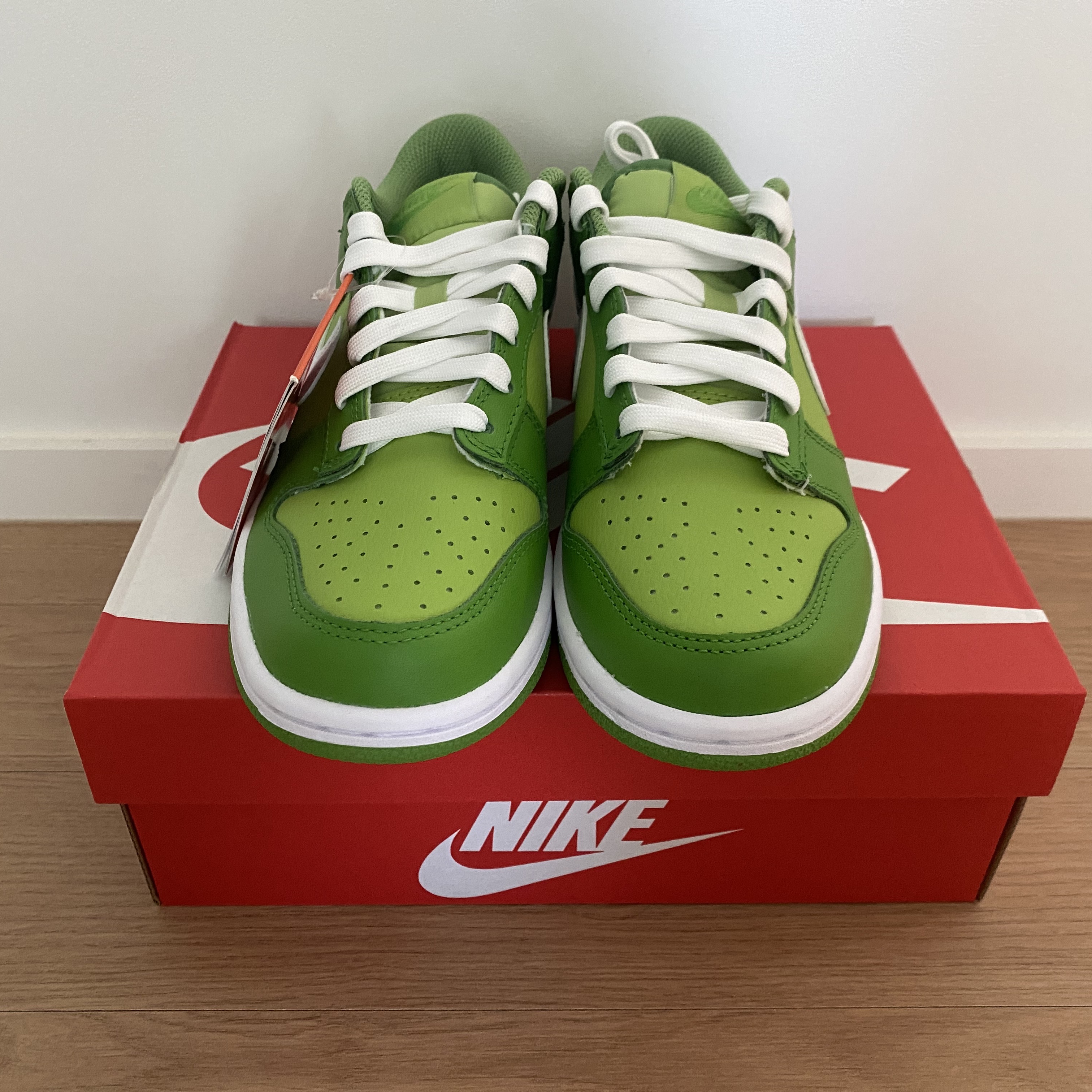 (GS) Nike Dunk Low Vivid Green 착용 스타일 - 1