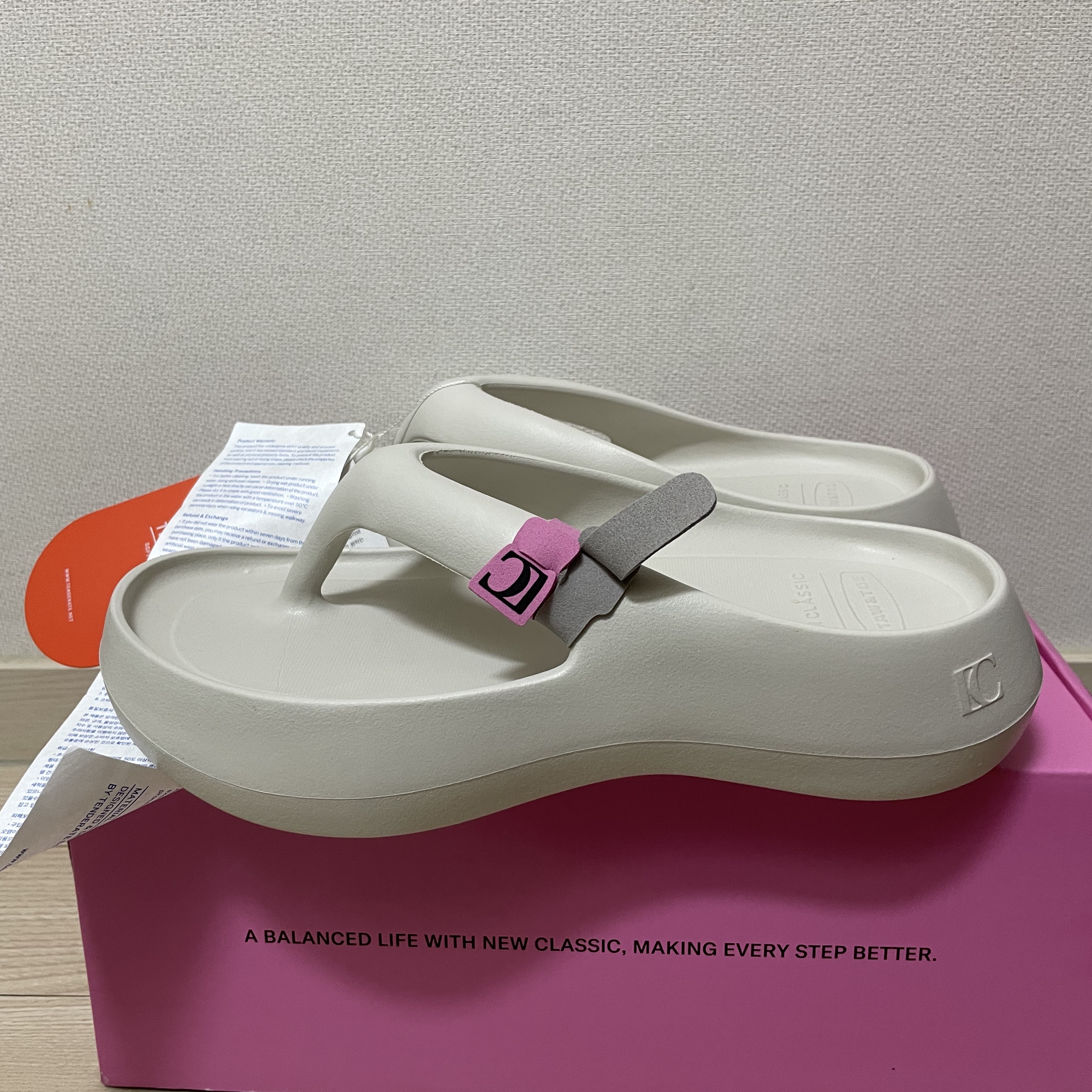 Taw&Toe x Low Classic Platform Flip Flop Cream 착용 스타일 - 1