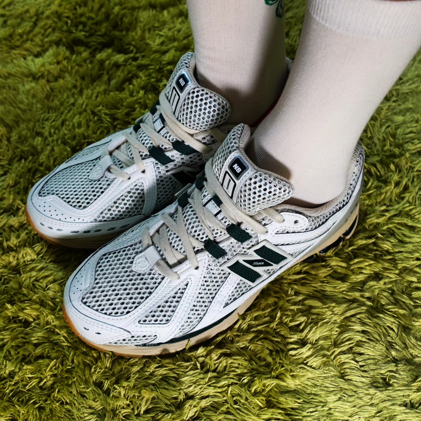New Balance 1906R Silver Green 착용 스타일 - 1