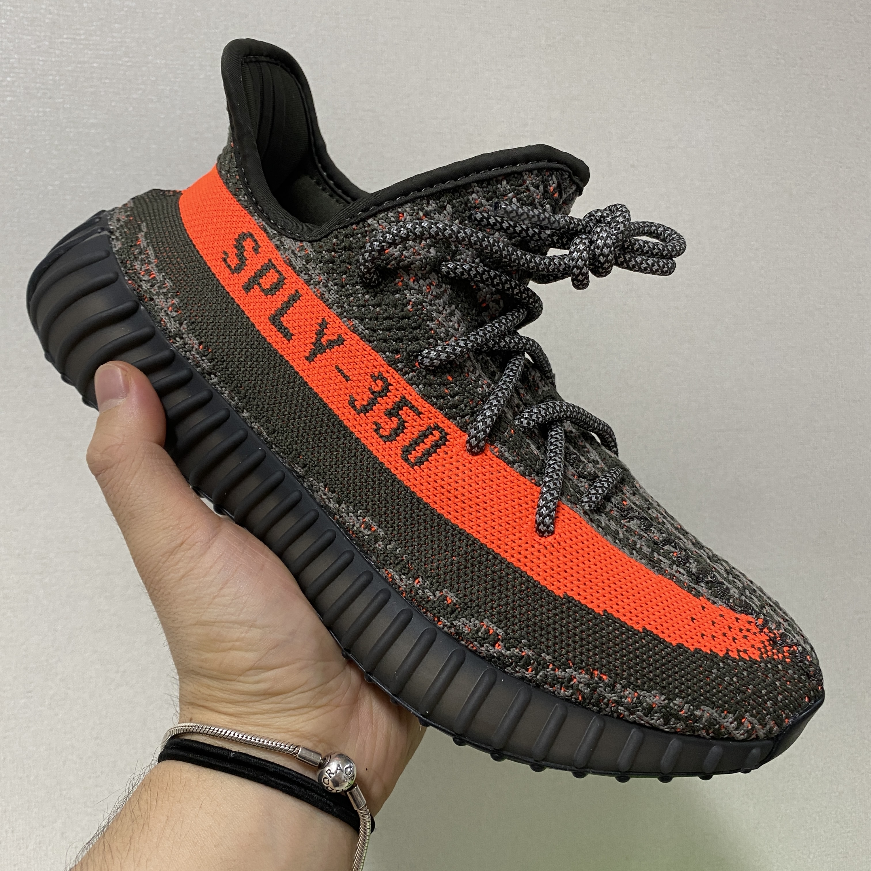 Adidas Yeezy Boost 350 V2 Carbon Beluga 착용 스타일
