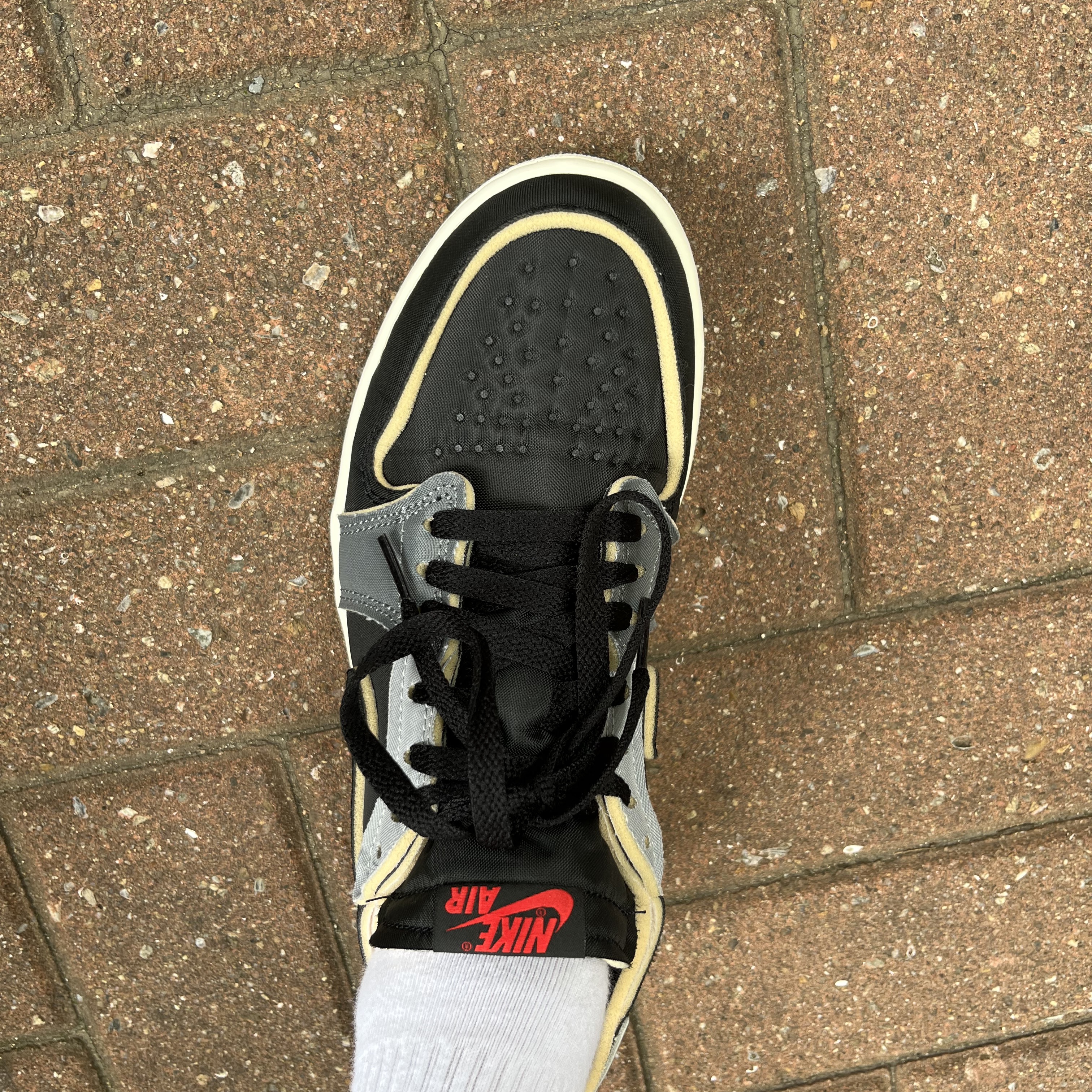 Jordan 1 Retro Low OG EX Black and Smoke Grey 착용 스타일 - 2