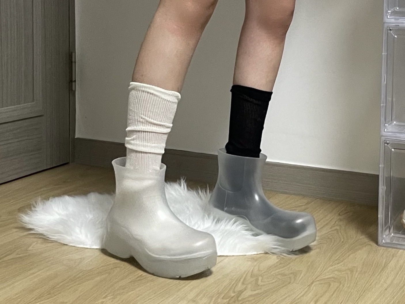 (W) Bottega Veneta Puddle Ankle Glass, Bottega Veneta Mini Leather Cassette Silver 착용 스타일 - 3