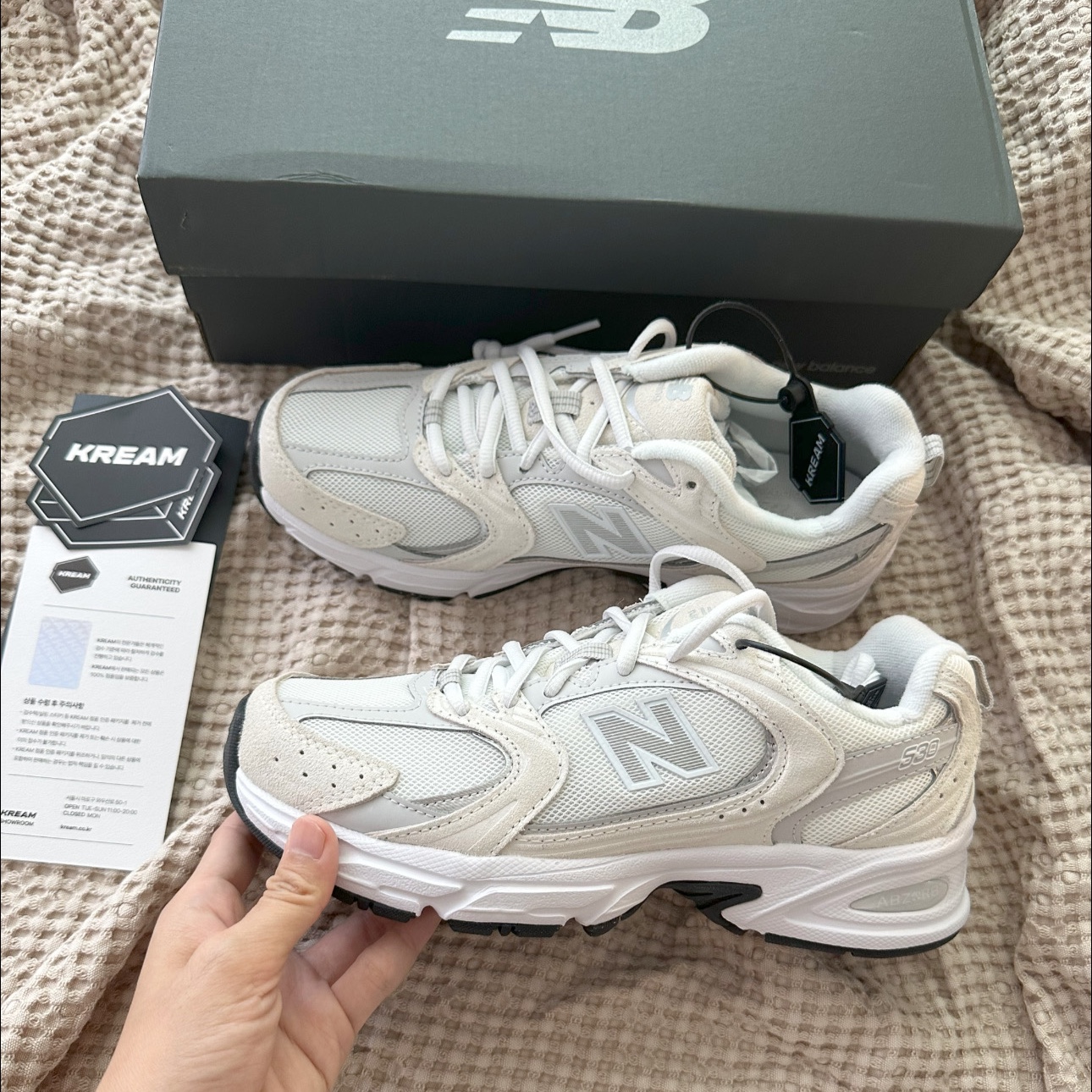 New Balance 530 White Grey 착용 스타일 - 1