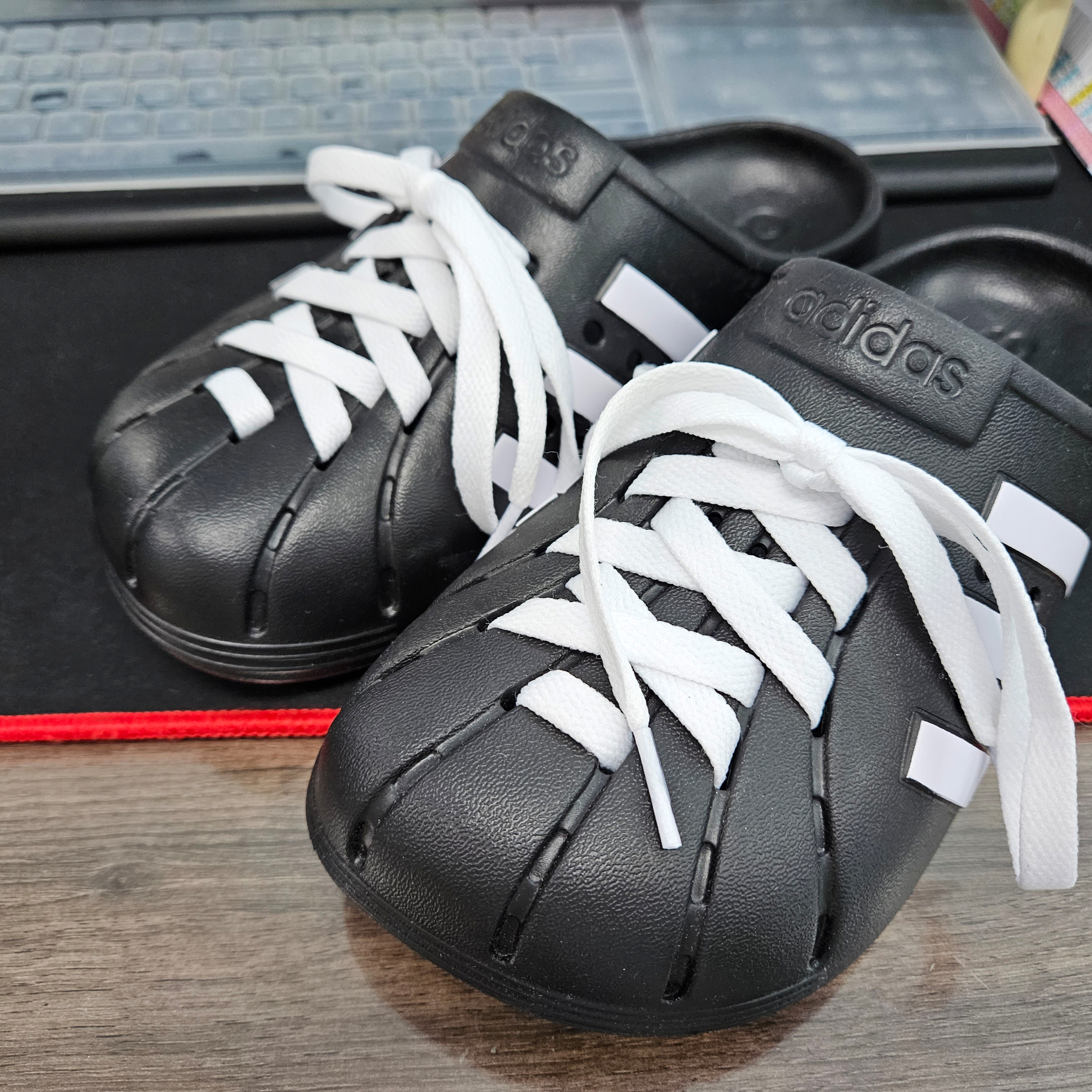 Adidas Adilette Clog Black White 착용 스타일
