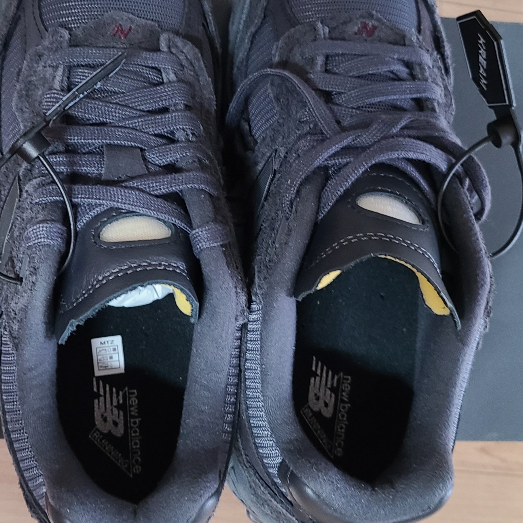 New Balance 2002R Protection Pack Phantom 착용 스타일 - 2