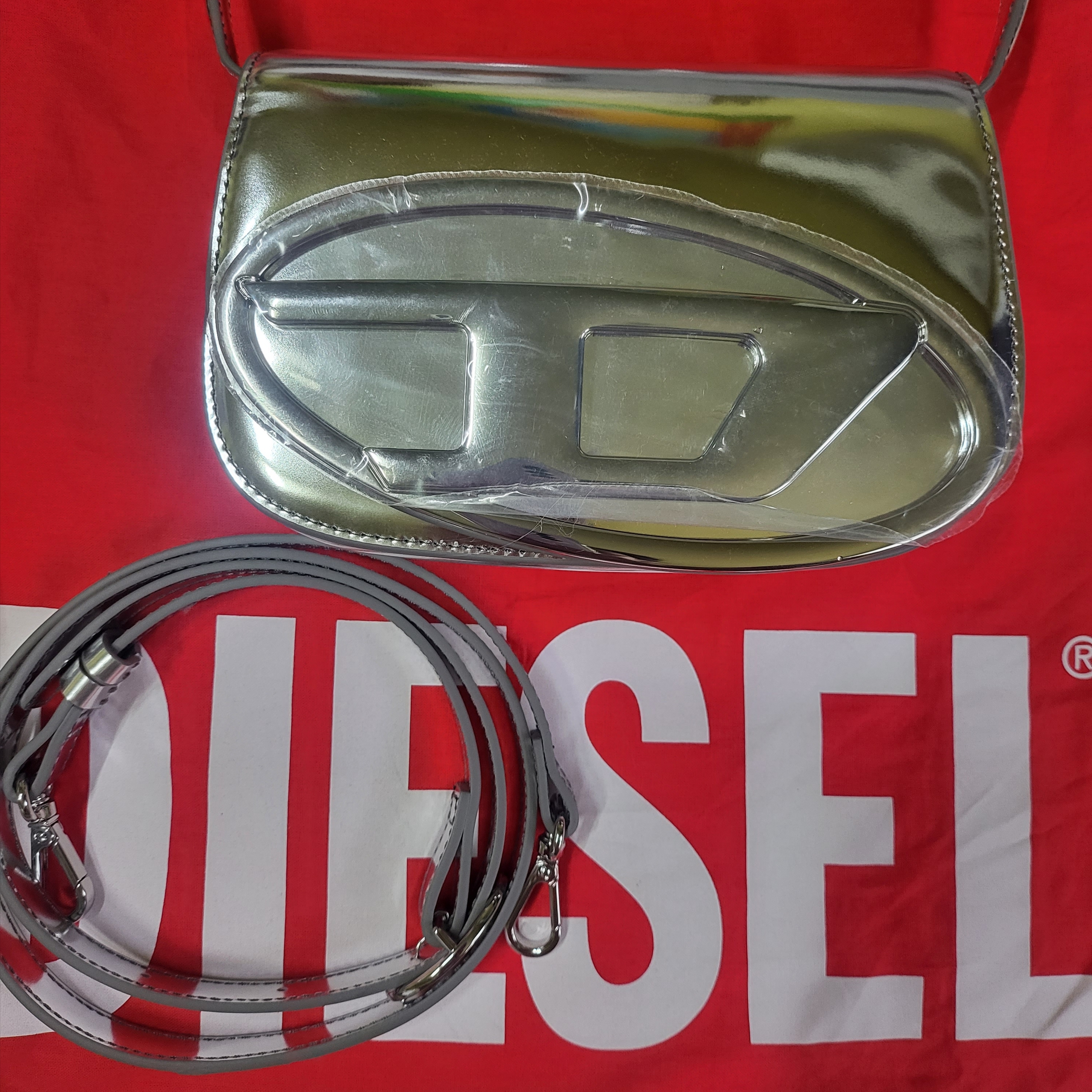 Diesel 1DR Shoulder Bag in Mirrored Leather Silver 착용 스타일