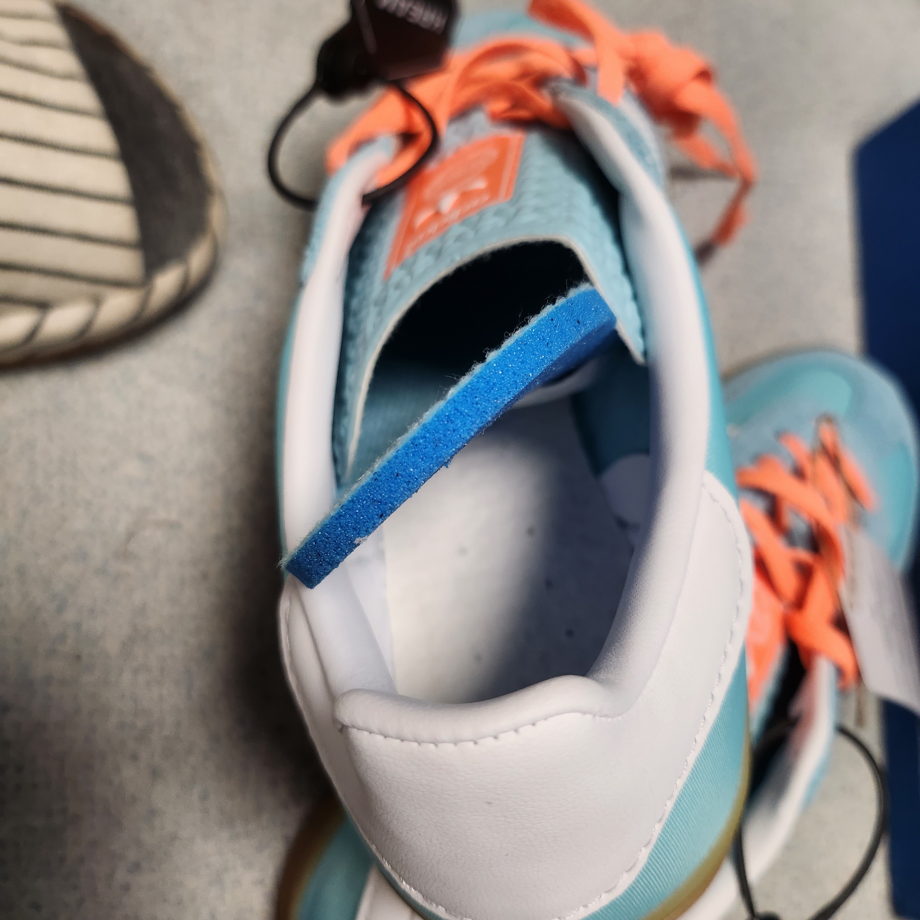 Adidas Gazelle Indoor Preloved Blue White 착용 스타일 - 1