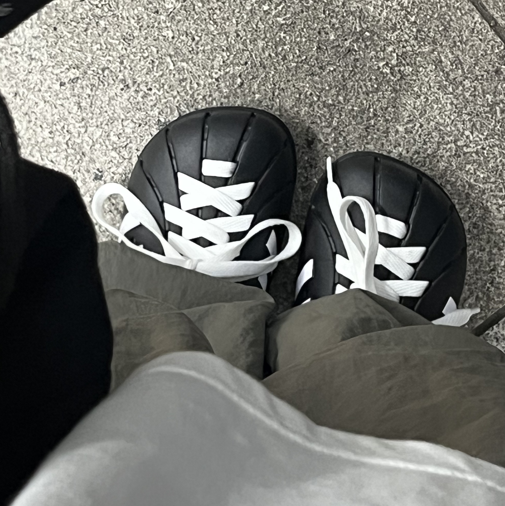 Adidas Adilette Clog Black White 착용 스타일