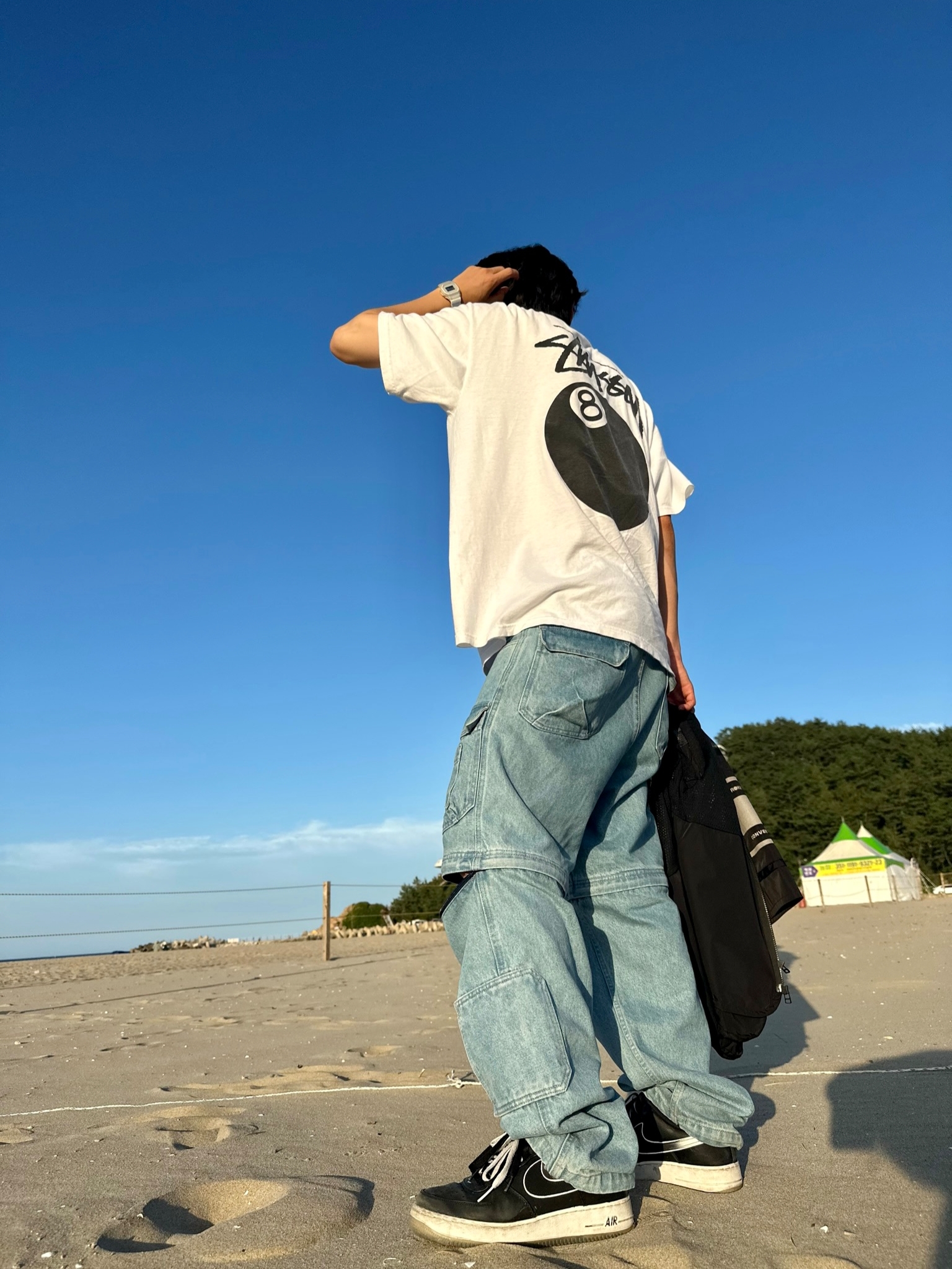 Supreme Zip-Off Utility Pants Denim - 21FW, Stussy 8 Ball T-Shirt White - 22SS 착용 스타일 - 1